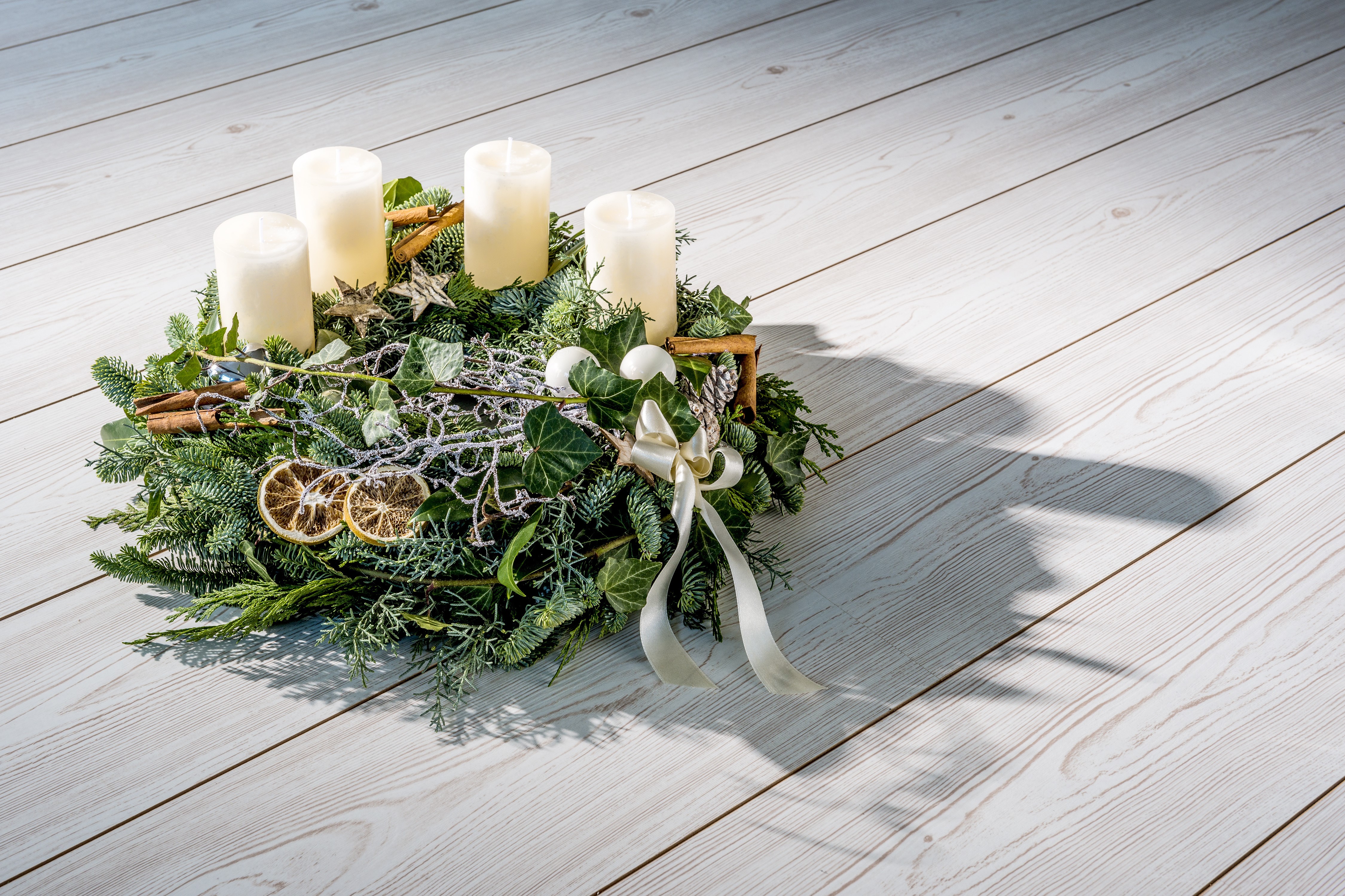 Advent wreath with four candles and Christmas decorations HD Wallpaper