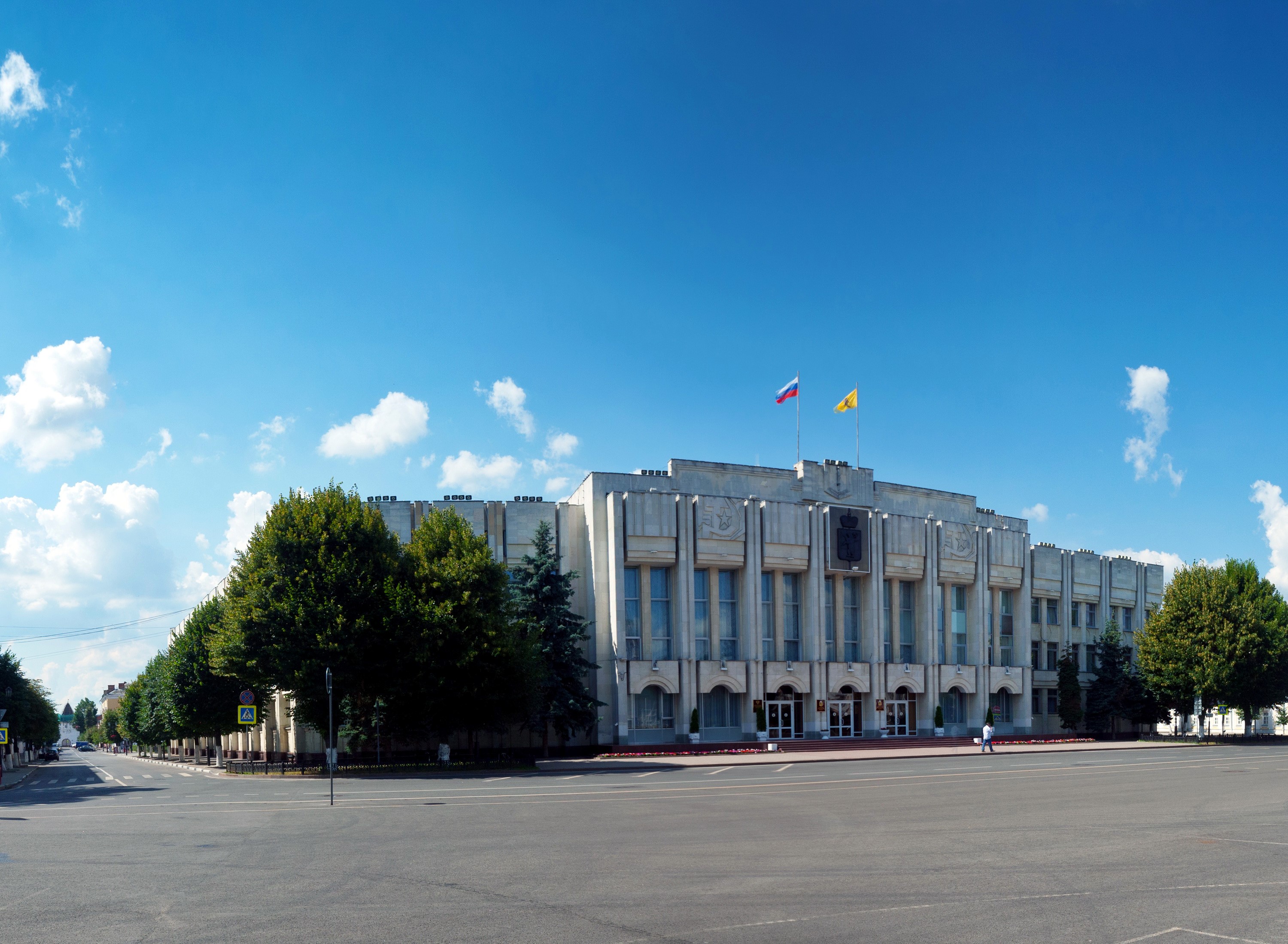 Government building in Yaroslavl, Russia under a blue sky HD Wallpaper