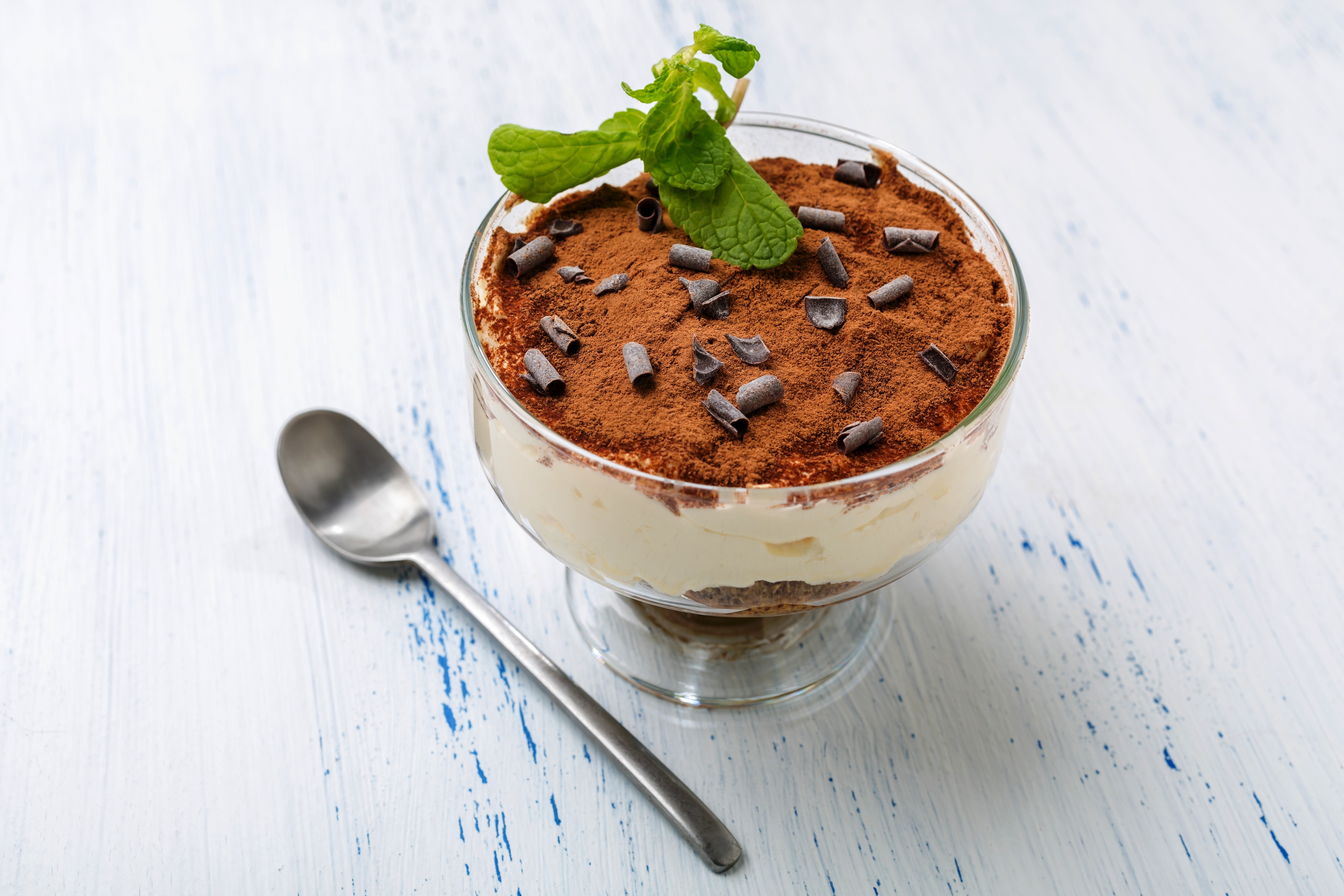 Tiramisu dessert with chocolate shavings and mint HD Wallpaper
