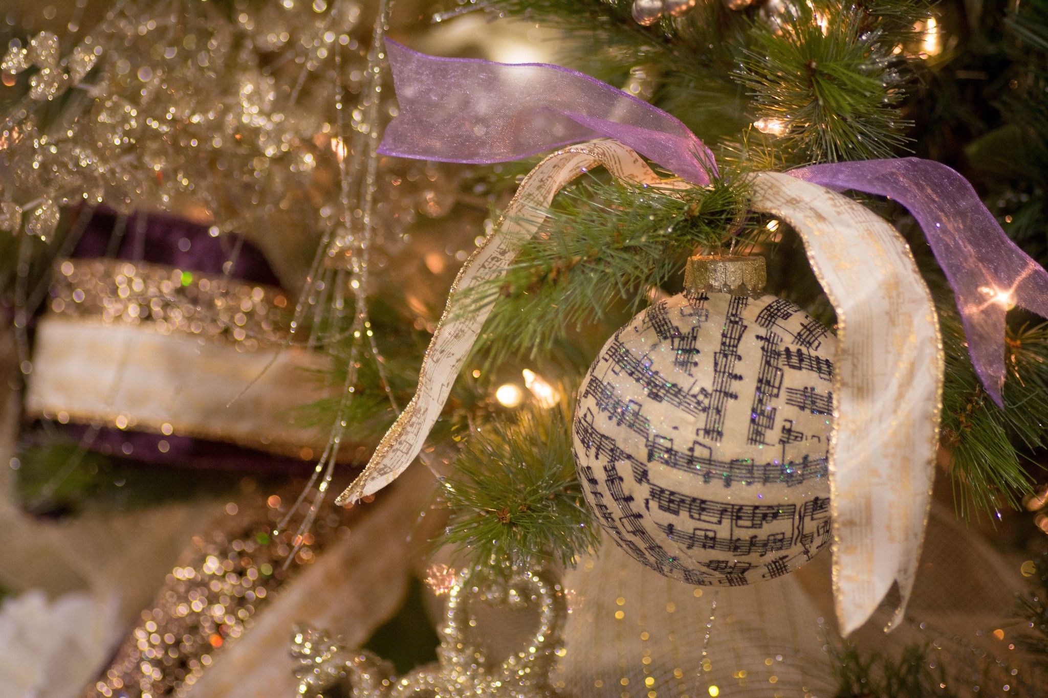 Christmas tree ornament with musical notes and ribbons HD Wallpaper