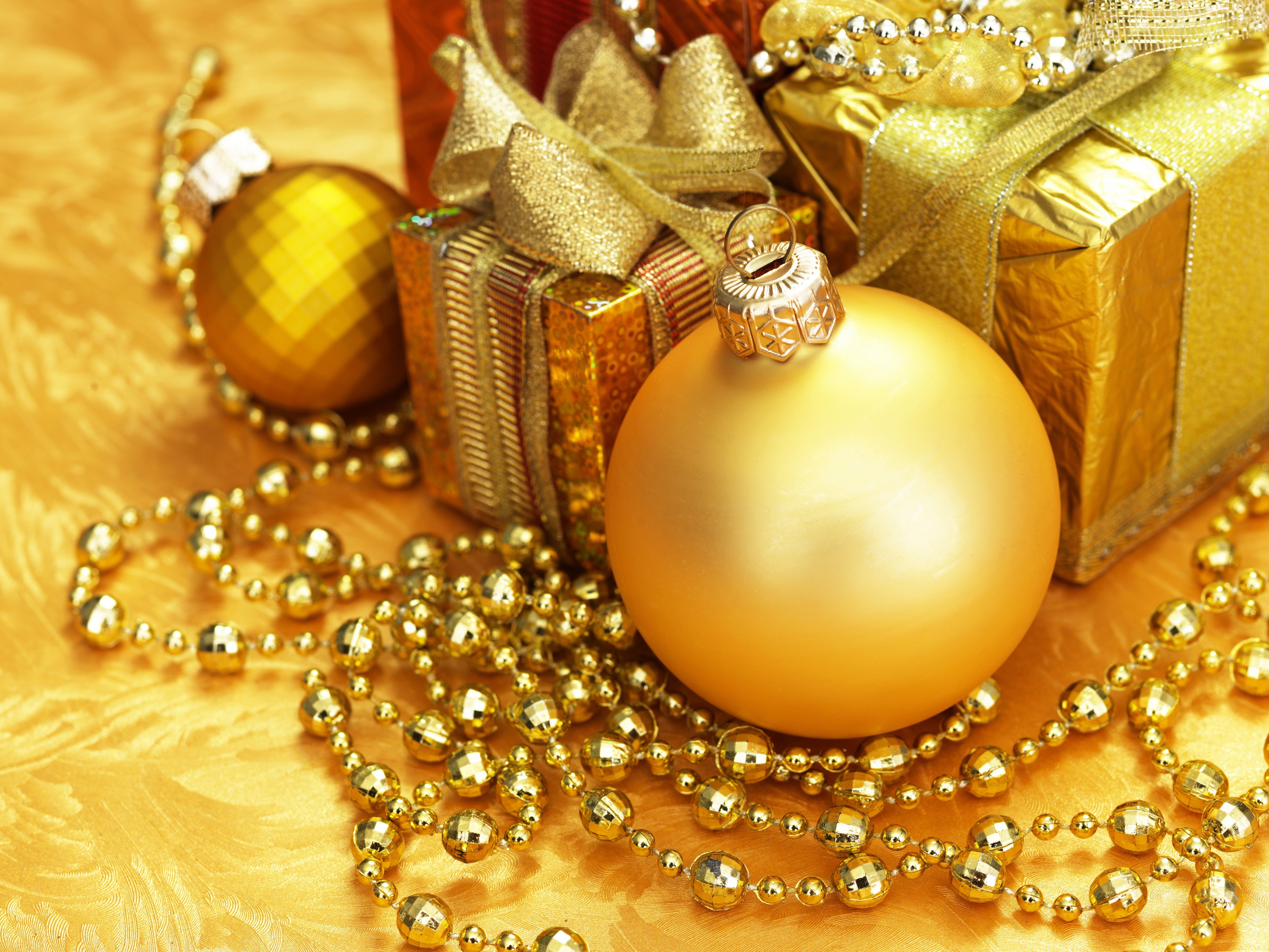 Gold Christmas ornaments and gifts with beads HD Wallpaper