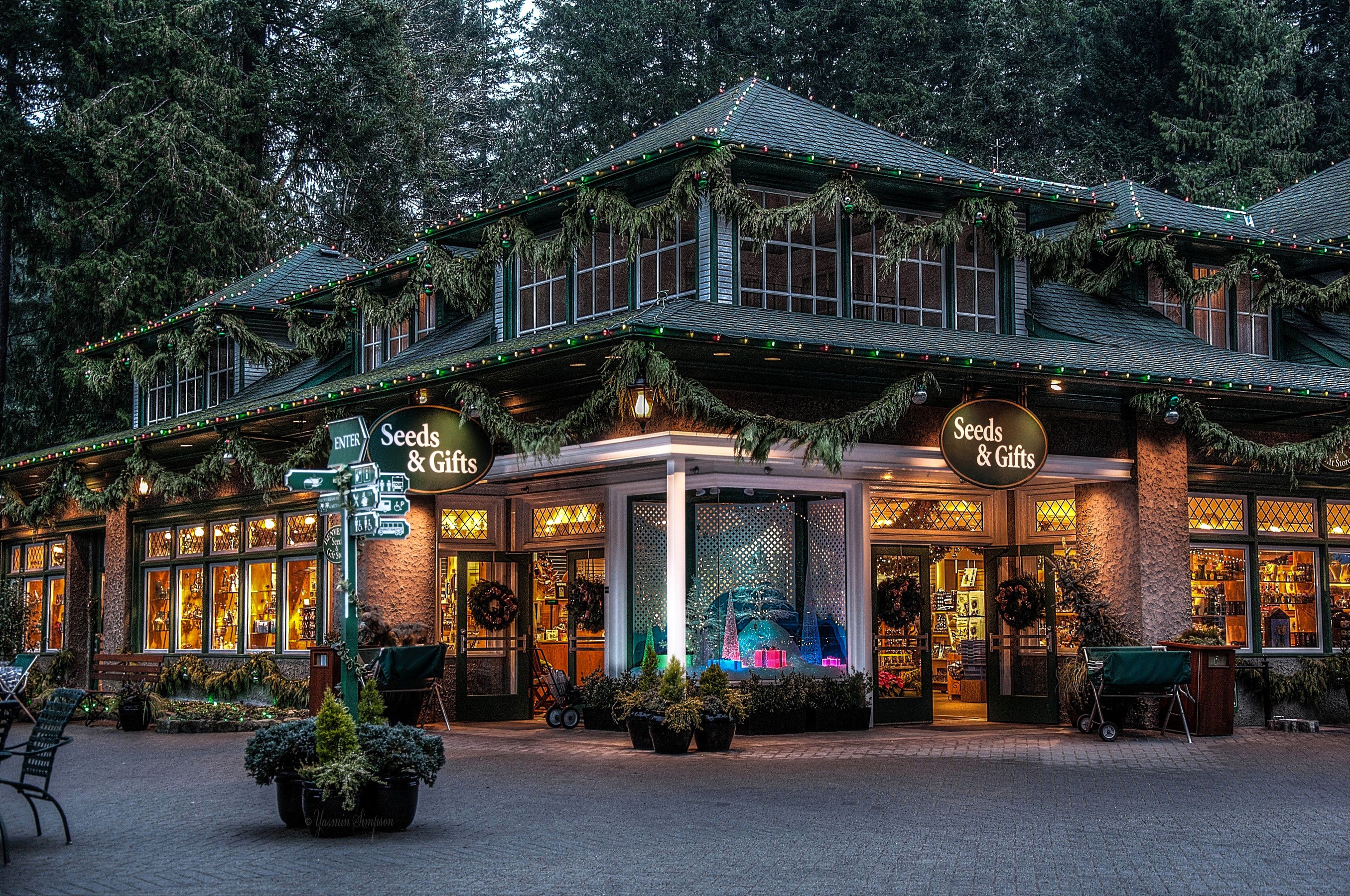 Butchart Gardens Christmas Seeds & Gifts Store HD Wallpaper