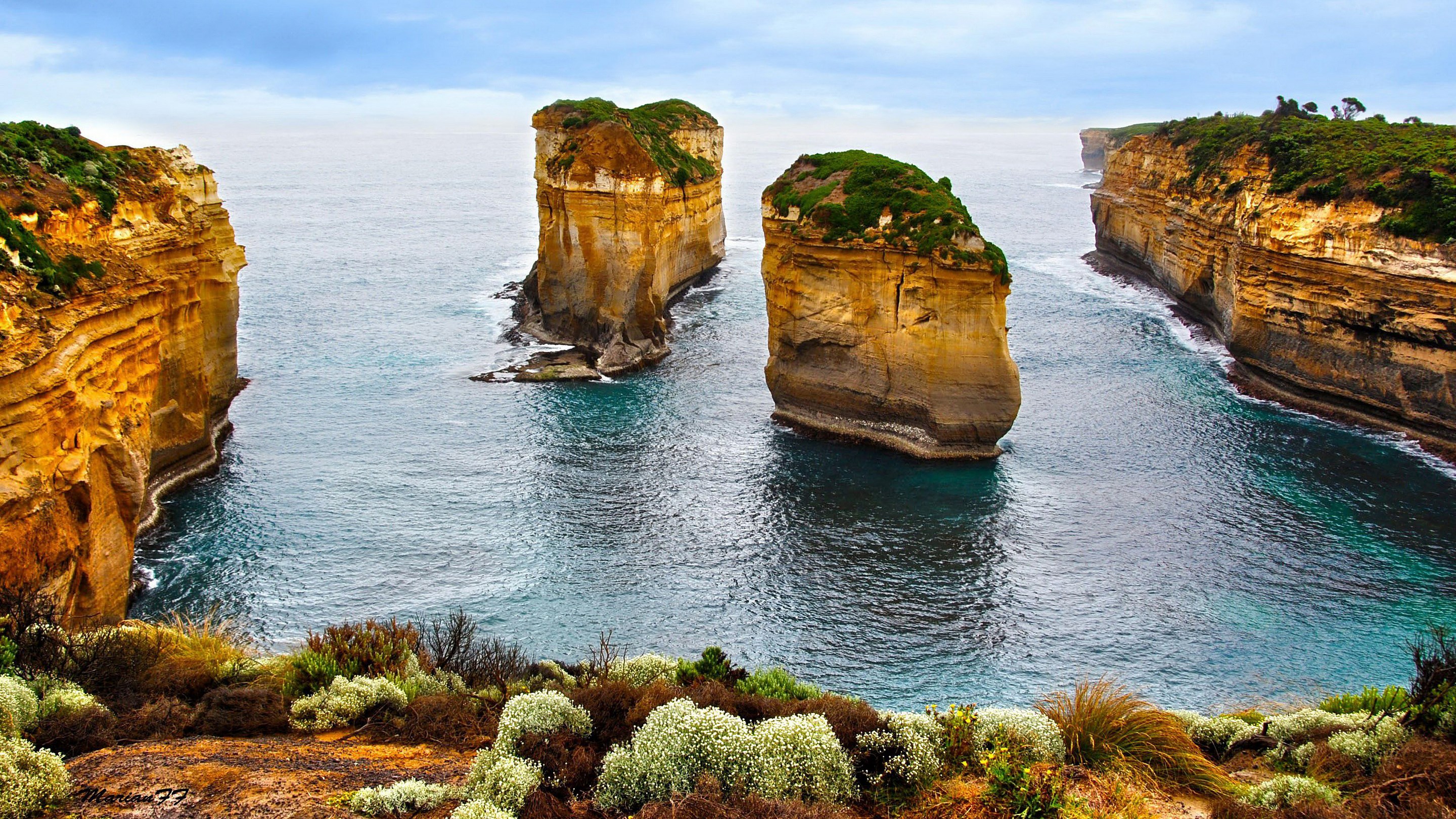 The Twelve Apostles rock formations on the Great Ocean Road HD Wallpaper