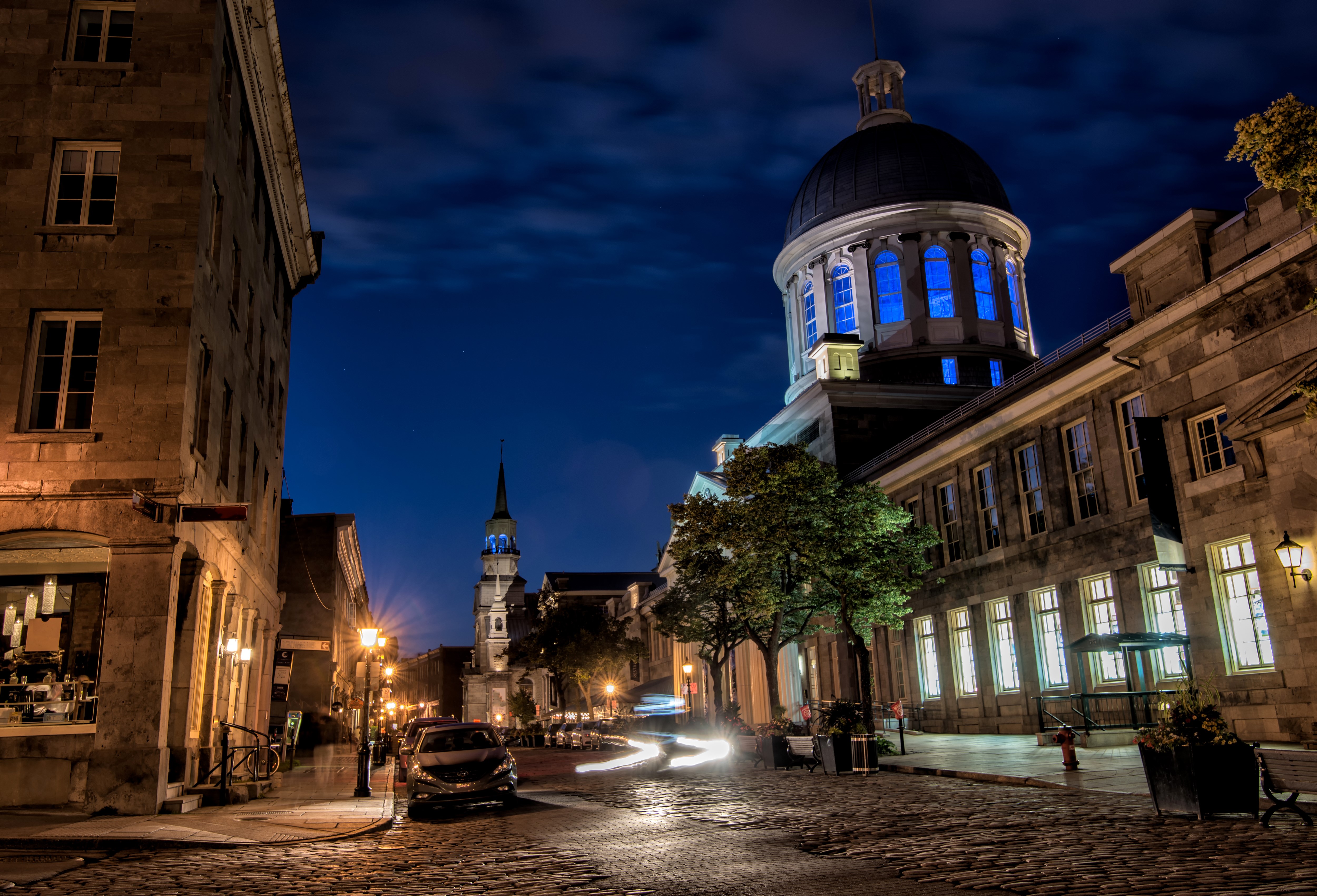 Montreal street at night with historic buildings and dome HD Wallpaper