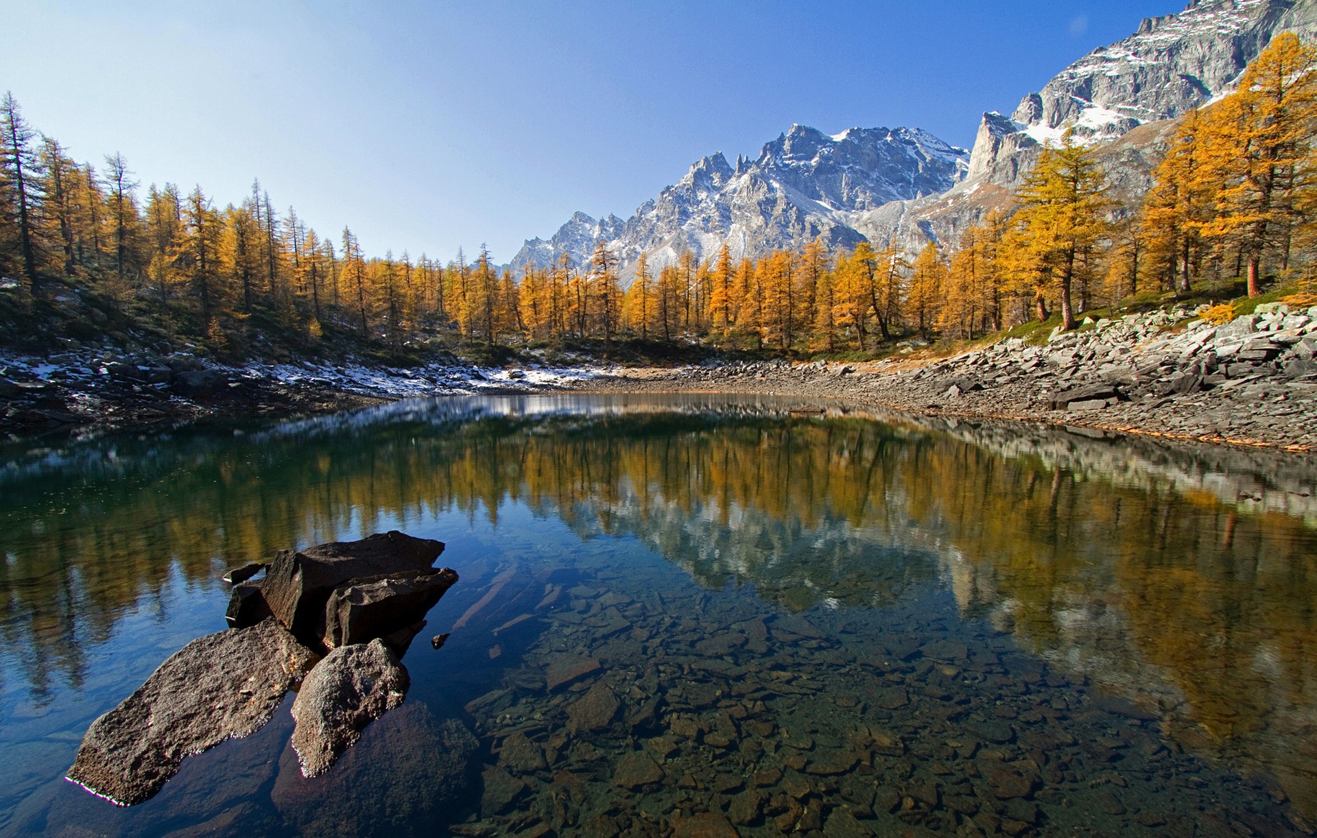 Lake and Mountains in Autumn Forest HD Wallpaper