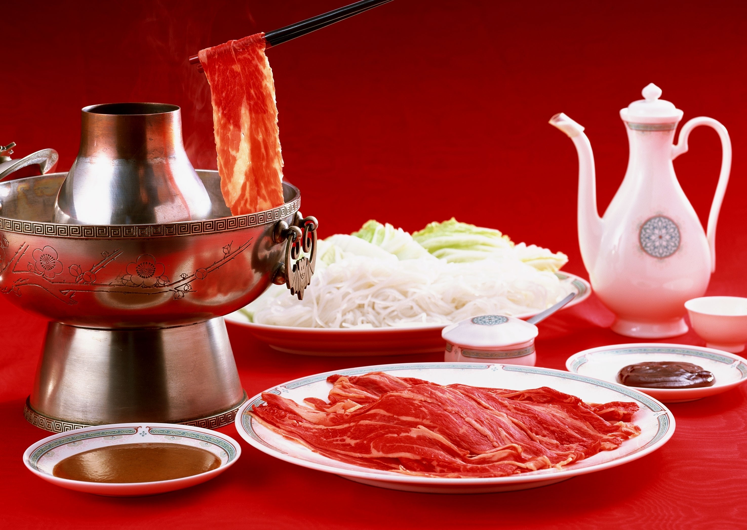 Hot pot with thinly sliced beef and noodles HD Wallpaper