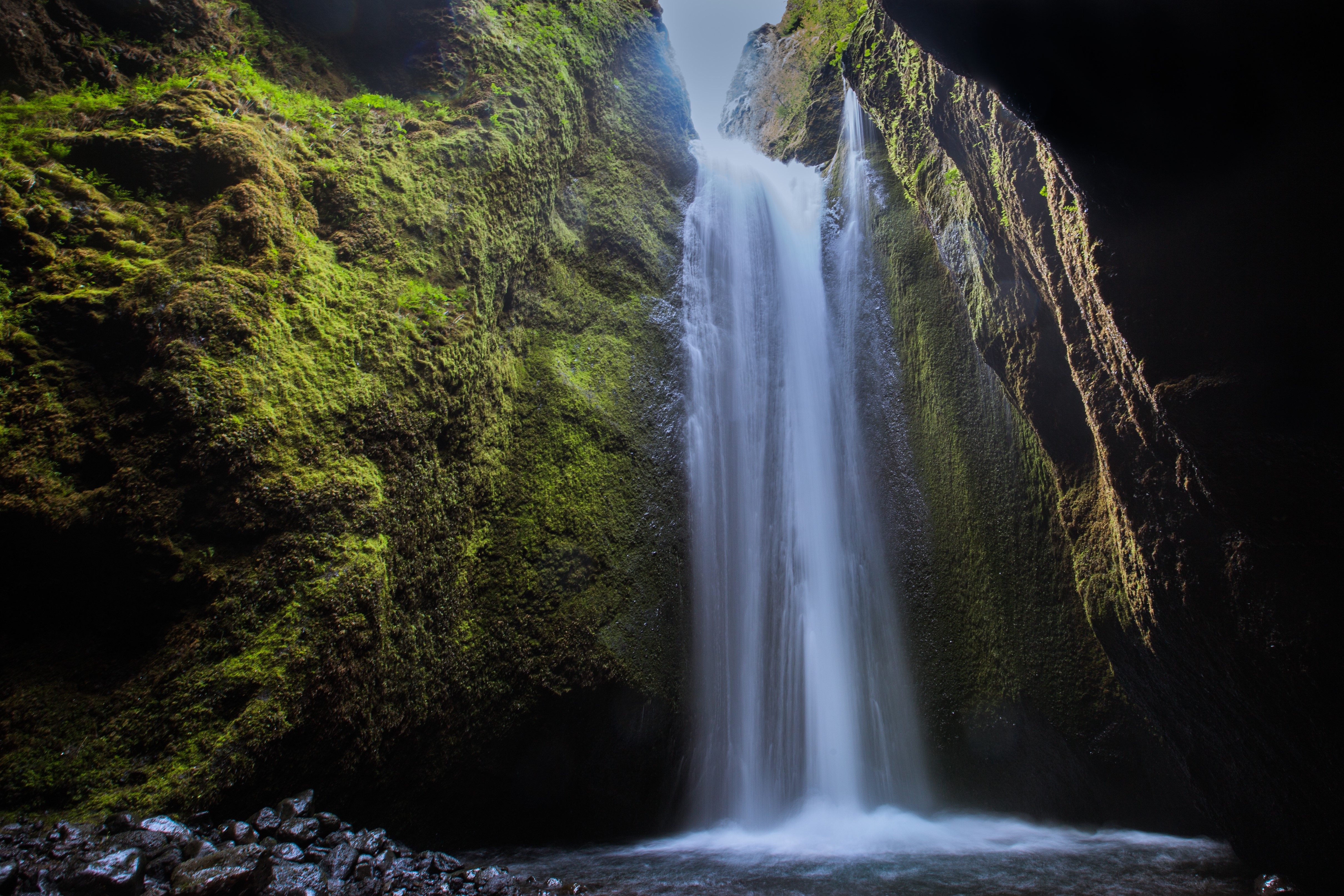 Waterfall in Mossy Canyon, Iceland HD Wallpaper