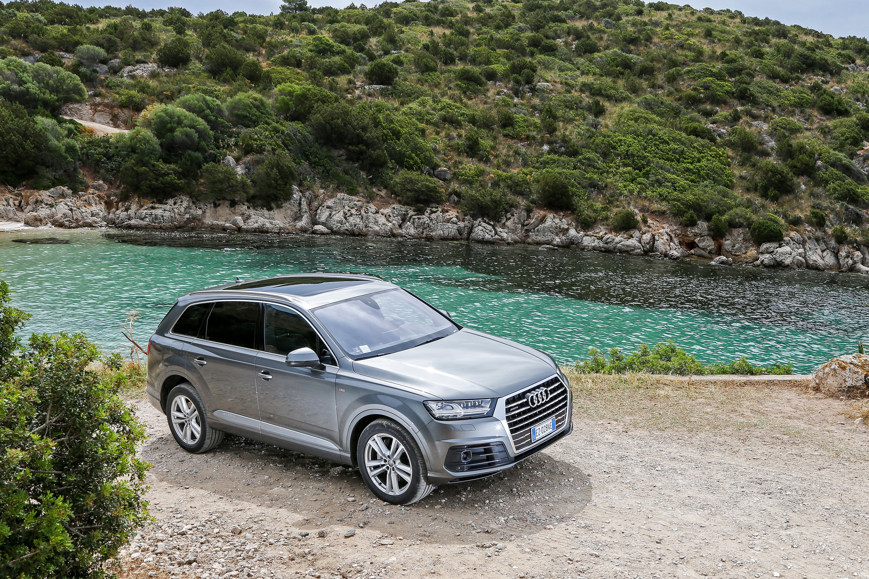 Audi Q7 TDI quattro S line parked by the sea HD Wallpaper