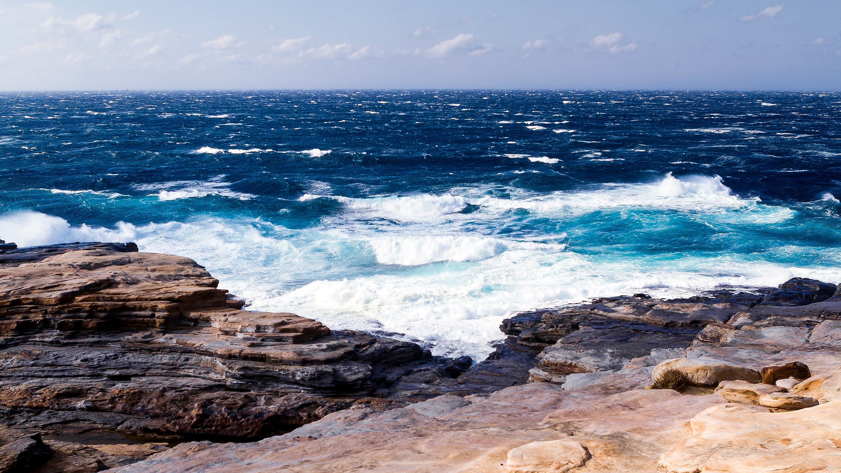 Waves crashing on rocky shore HD Wallpaper