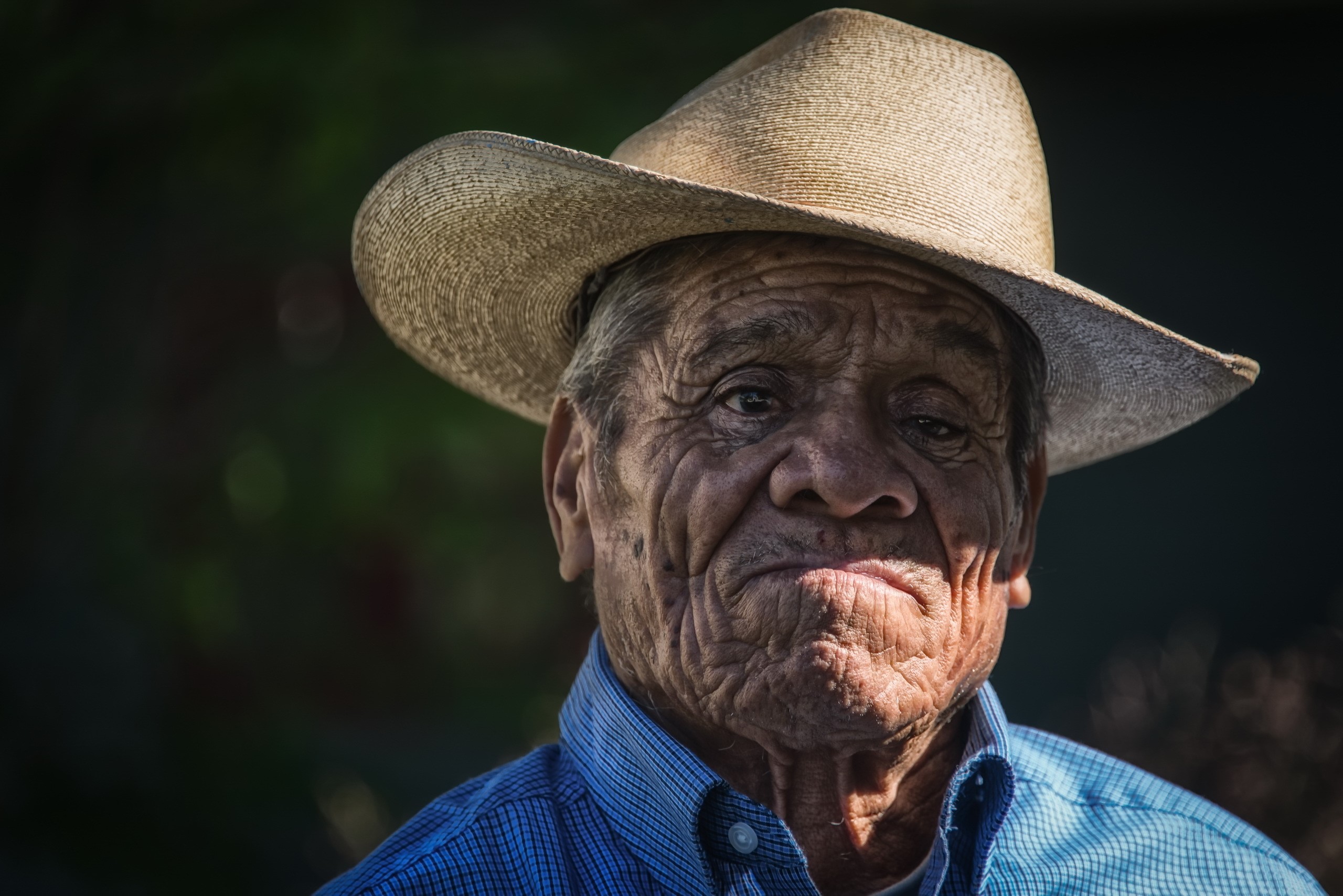 Old man wearing a cowboy hat and blue shirt HD Wallpaper
