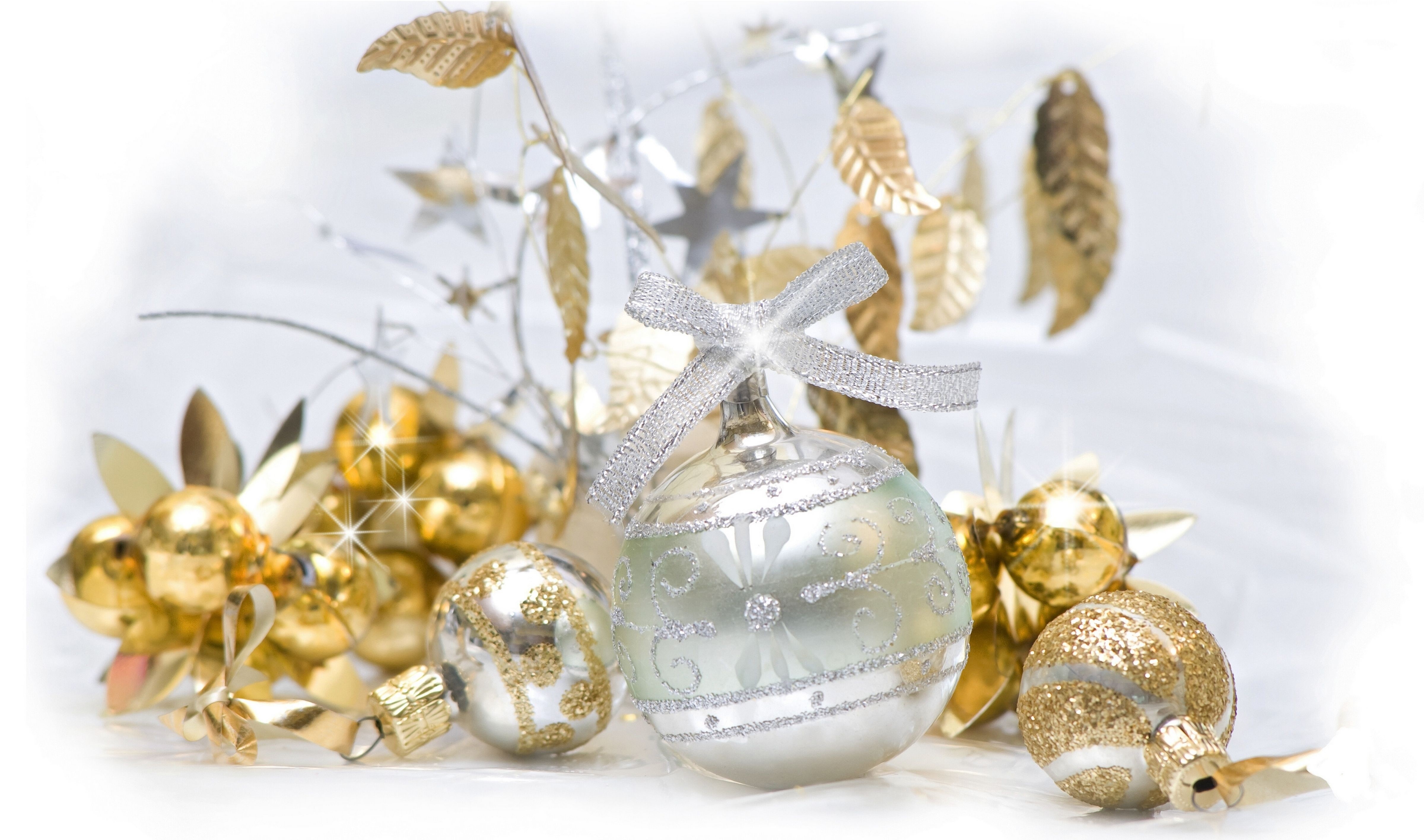 4K Christmas Balls with Silver and Gold Colors HD Wallpaper