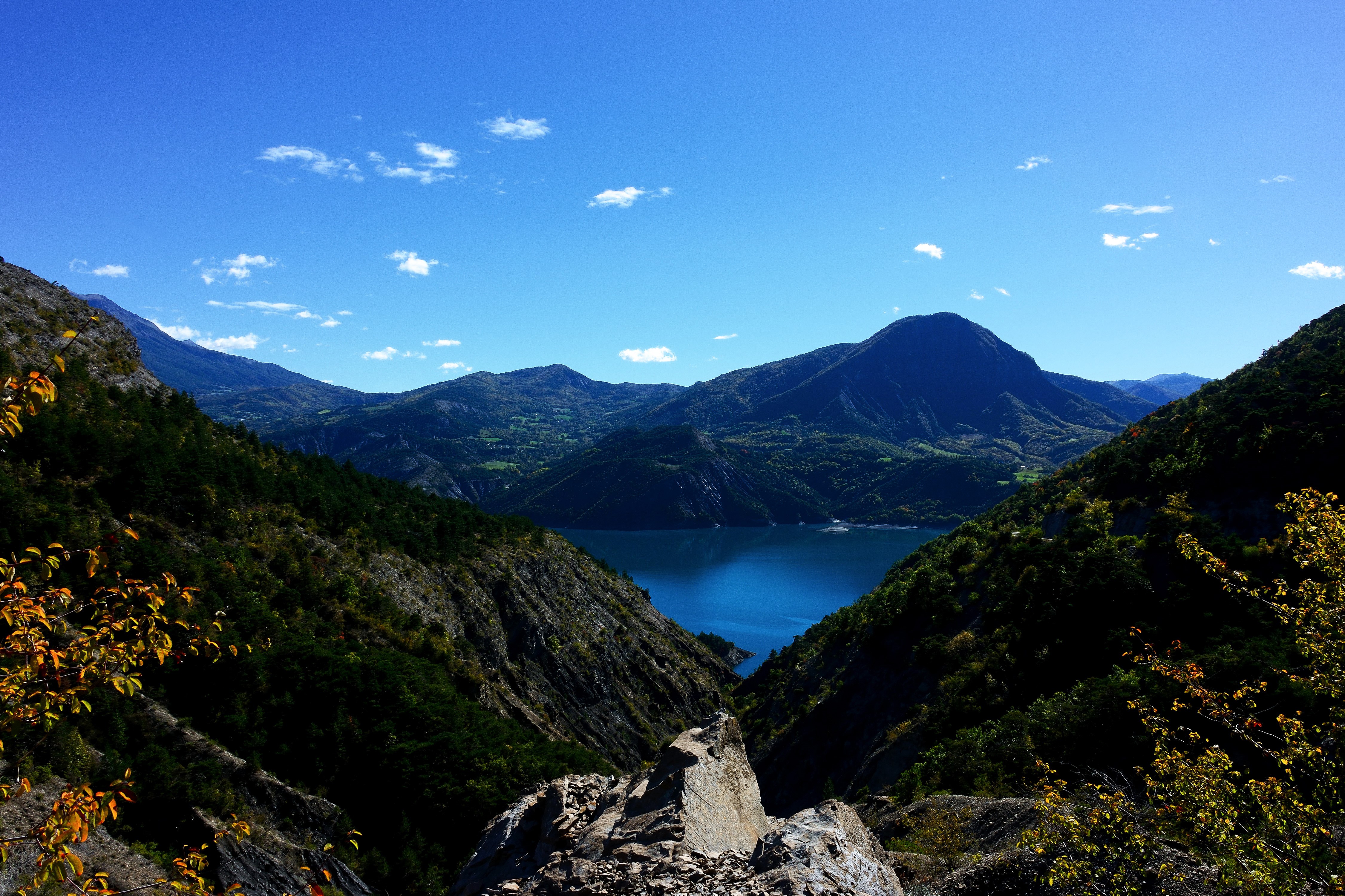 4K Scenery of Mountains and Lake in Savines-le-Lac, France HD Wallpaper