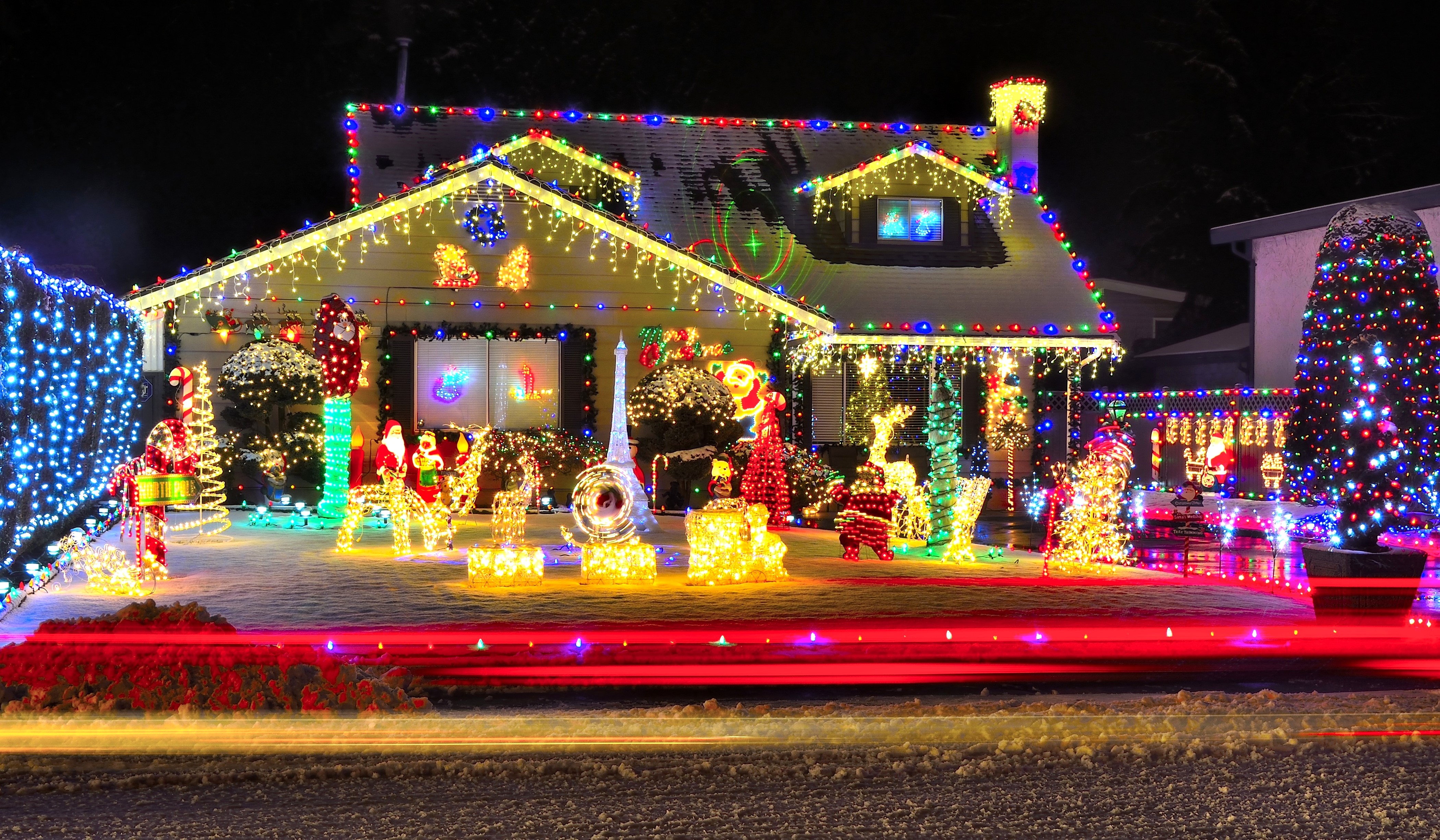 House decorated with Christmas lights HD Wallpaper