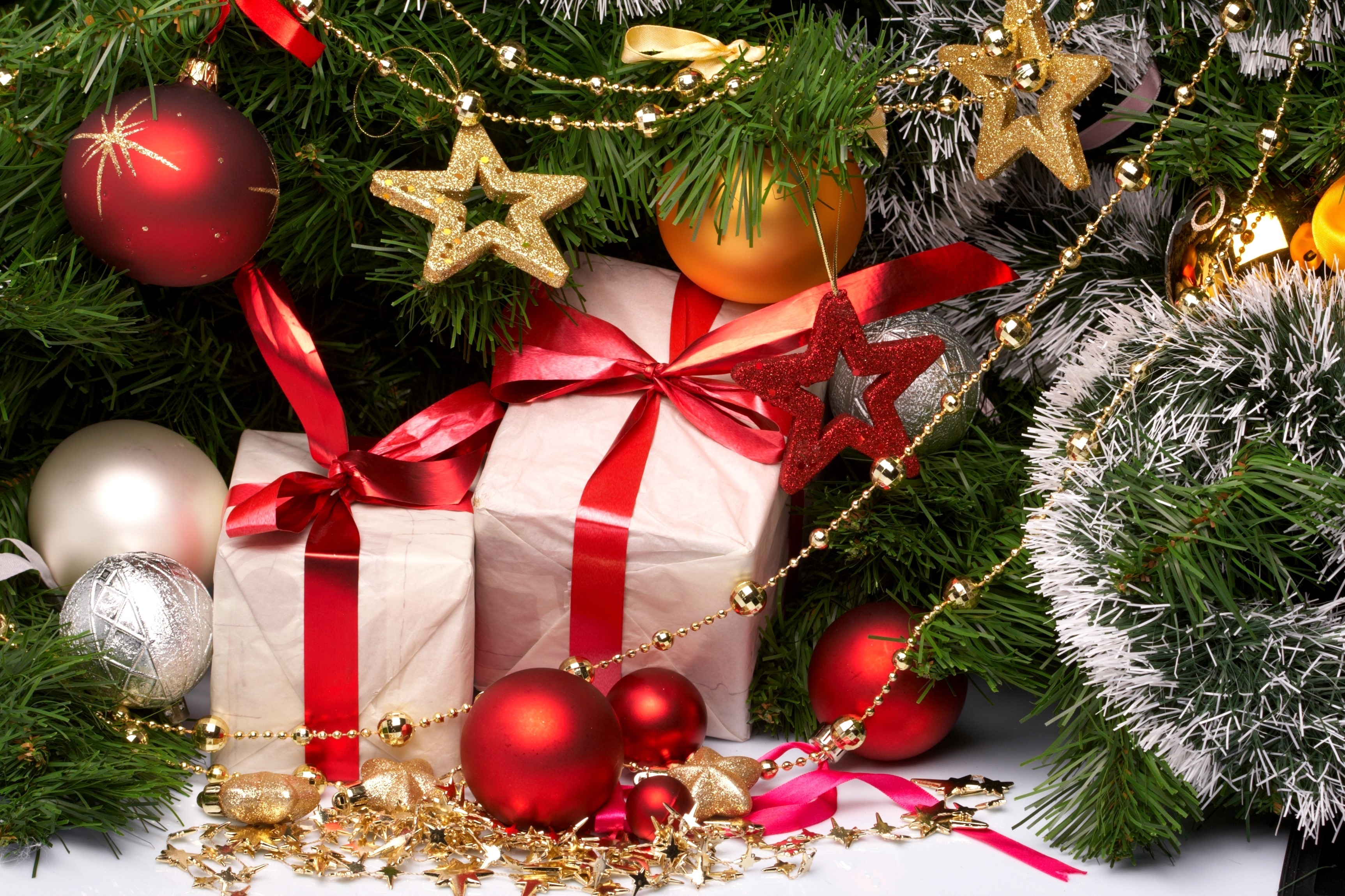 Christmas Tree Decorations with Gifts and Ornaments HD Wallpaper