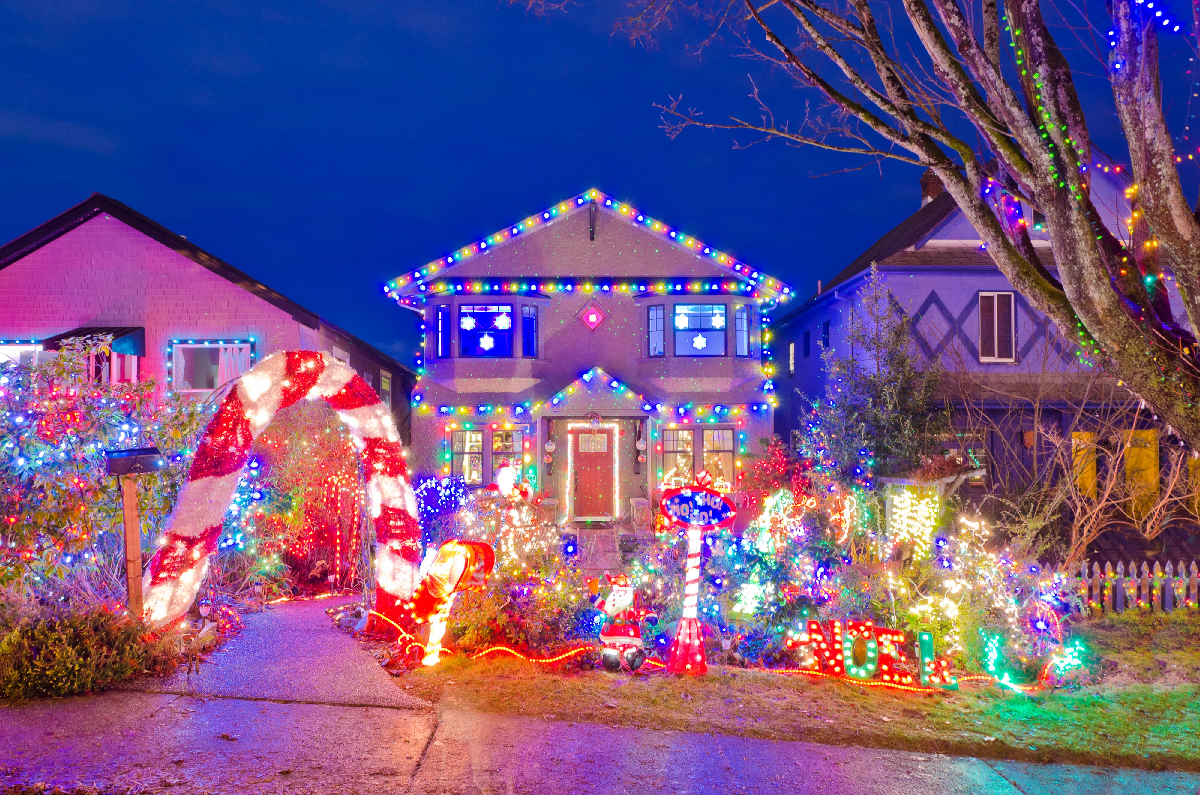 Houses decorated with Christmas fairy lights HD Wallpaper