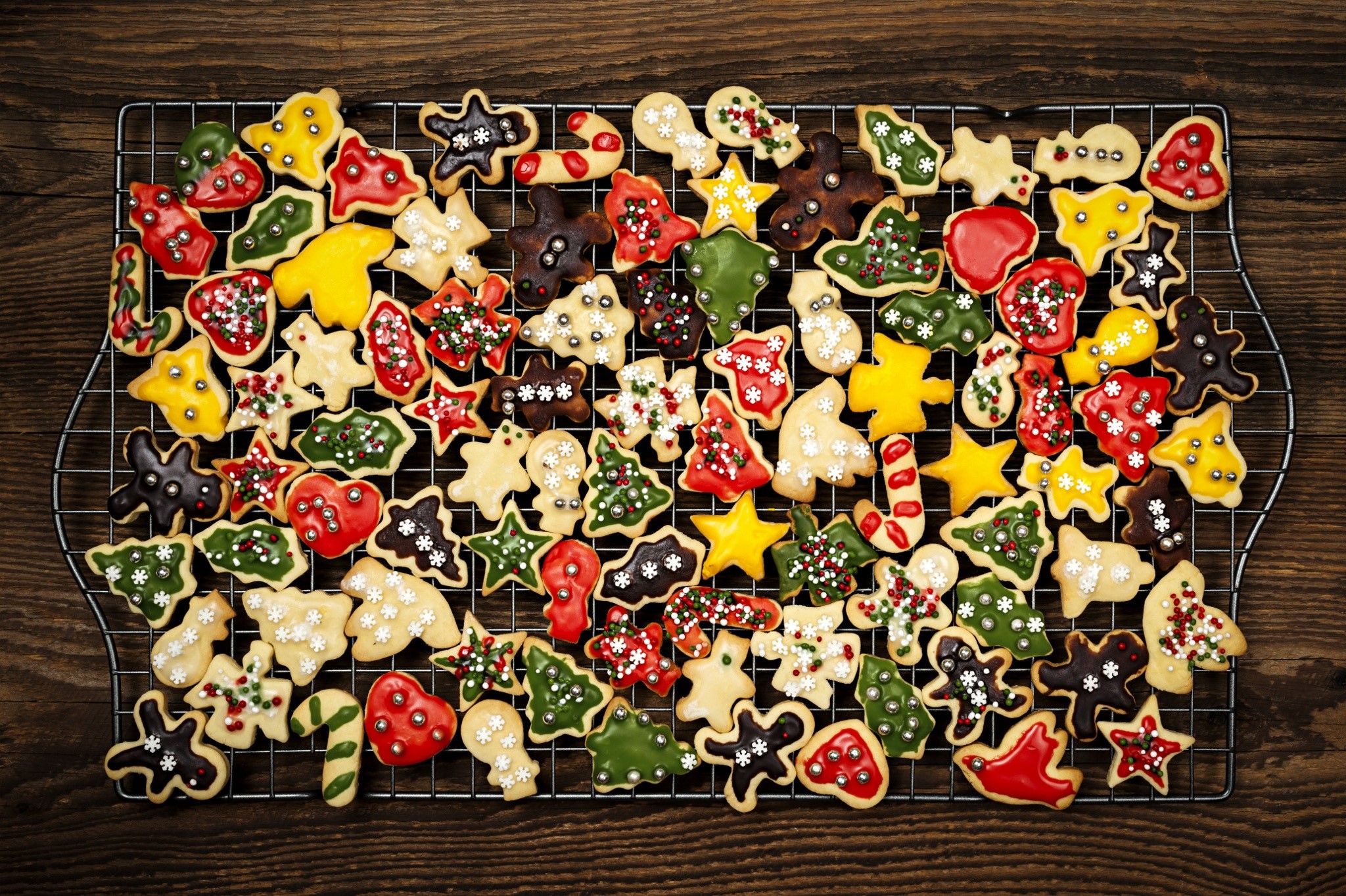 Christmas cookies on a cooling rack HD Wallpaper