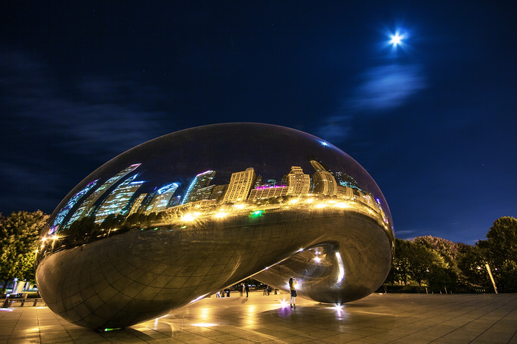 The Bean sculpture reflecting Chicago skyline at night HD Wallpaper