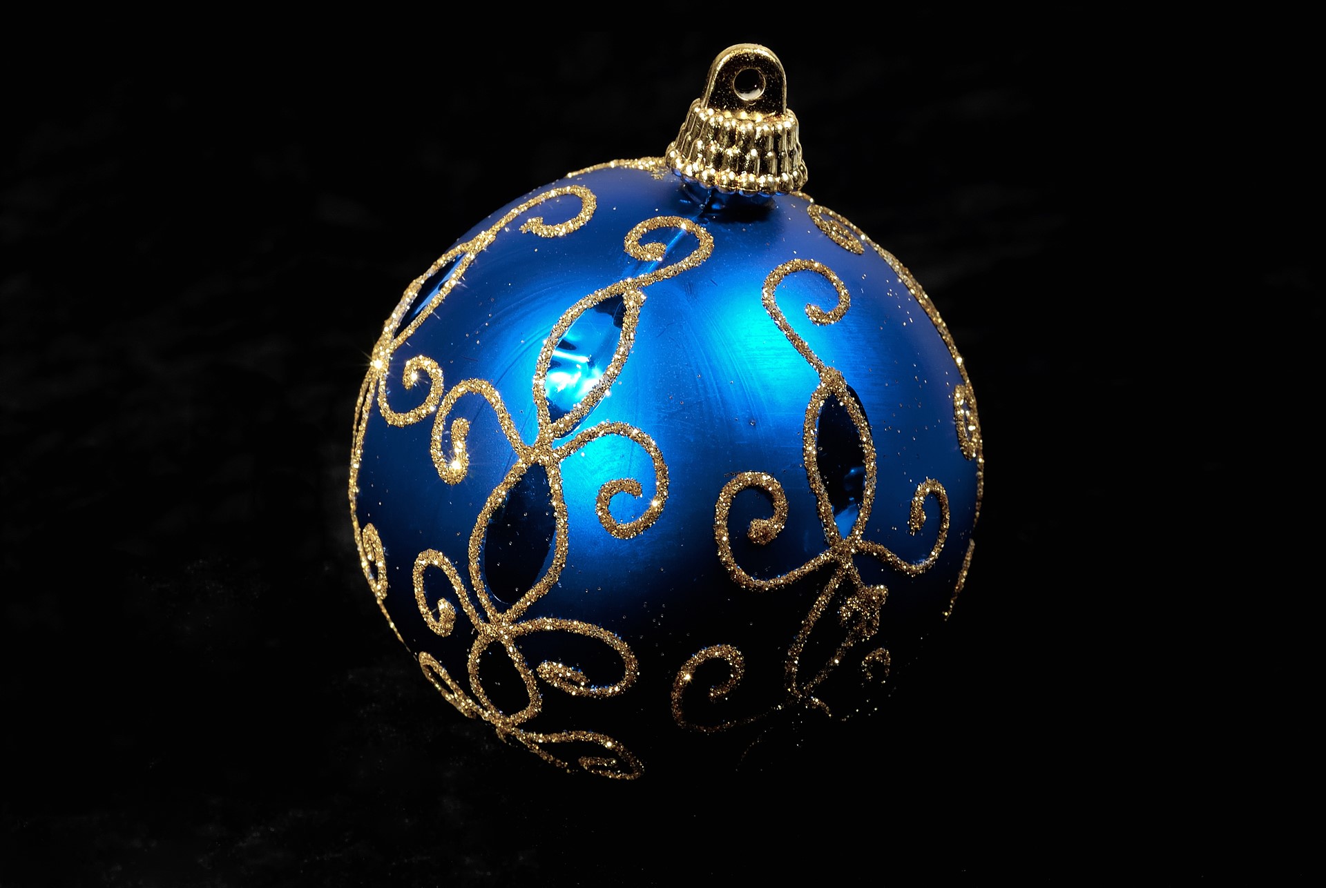 Blue Christmas ornament with gold swirls HD Wallpaper