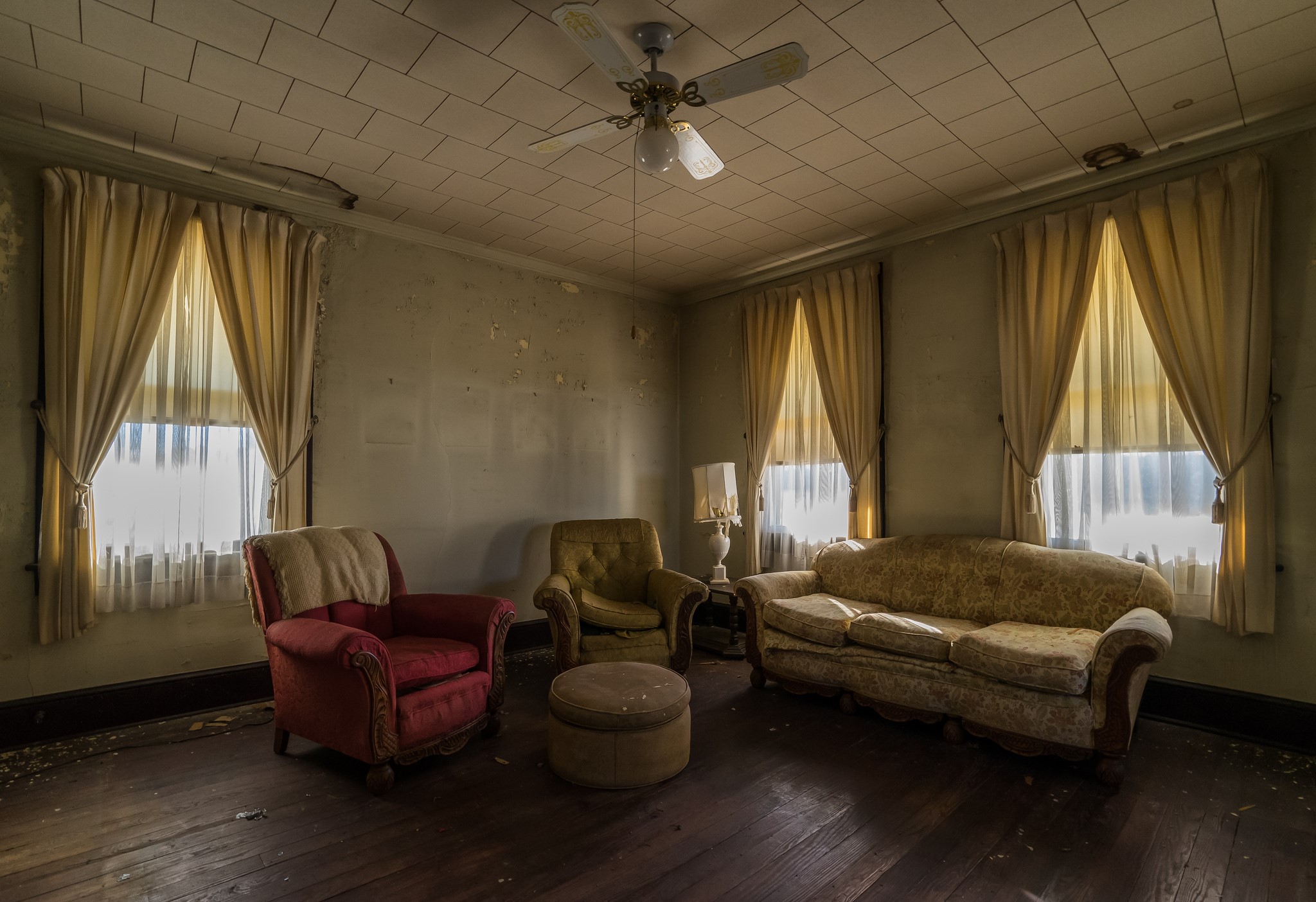Abandoned living room with vintage furniture and windows HD Wallpaper