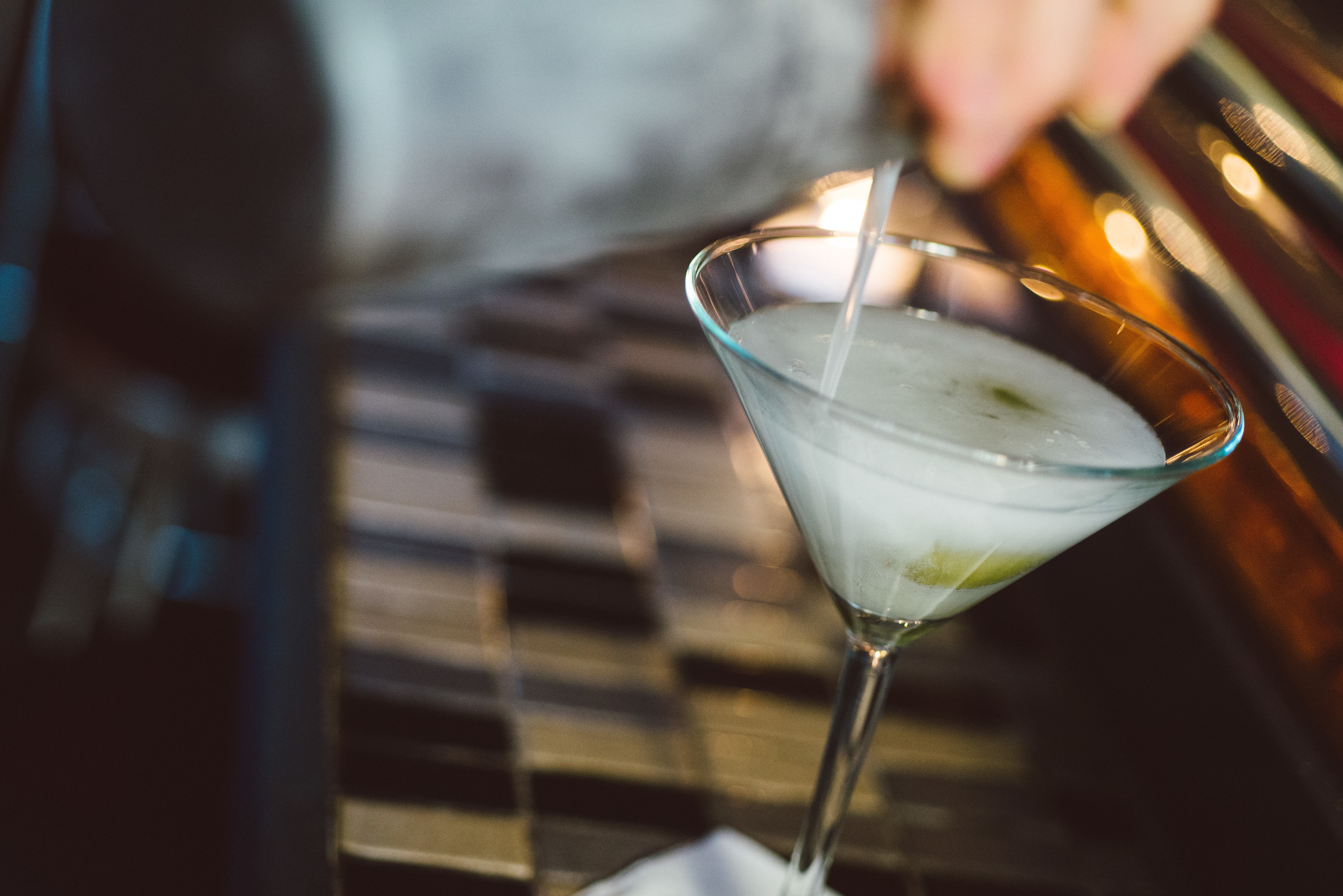 Cocktail being poured into a martini glass HD Wallpaper