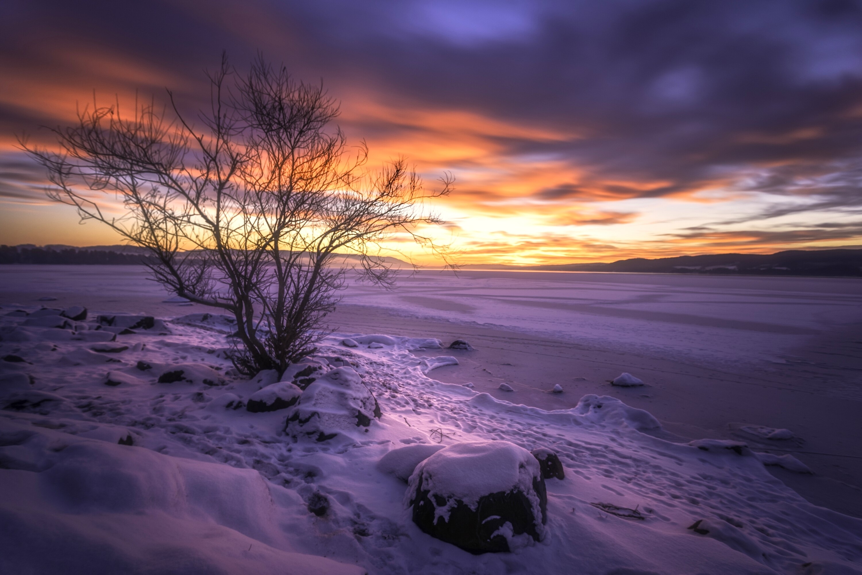 Winter sunset over frozen Lake Tyrifjorden, Buskerud, Norway HD Wallpaper