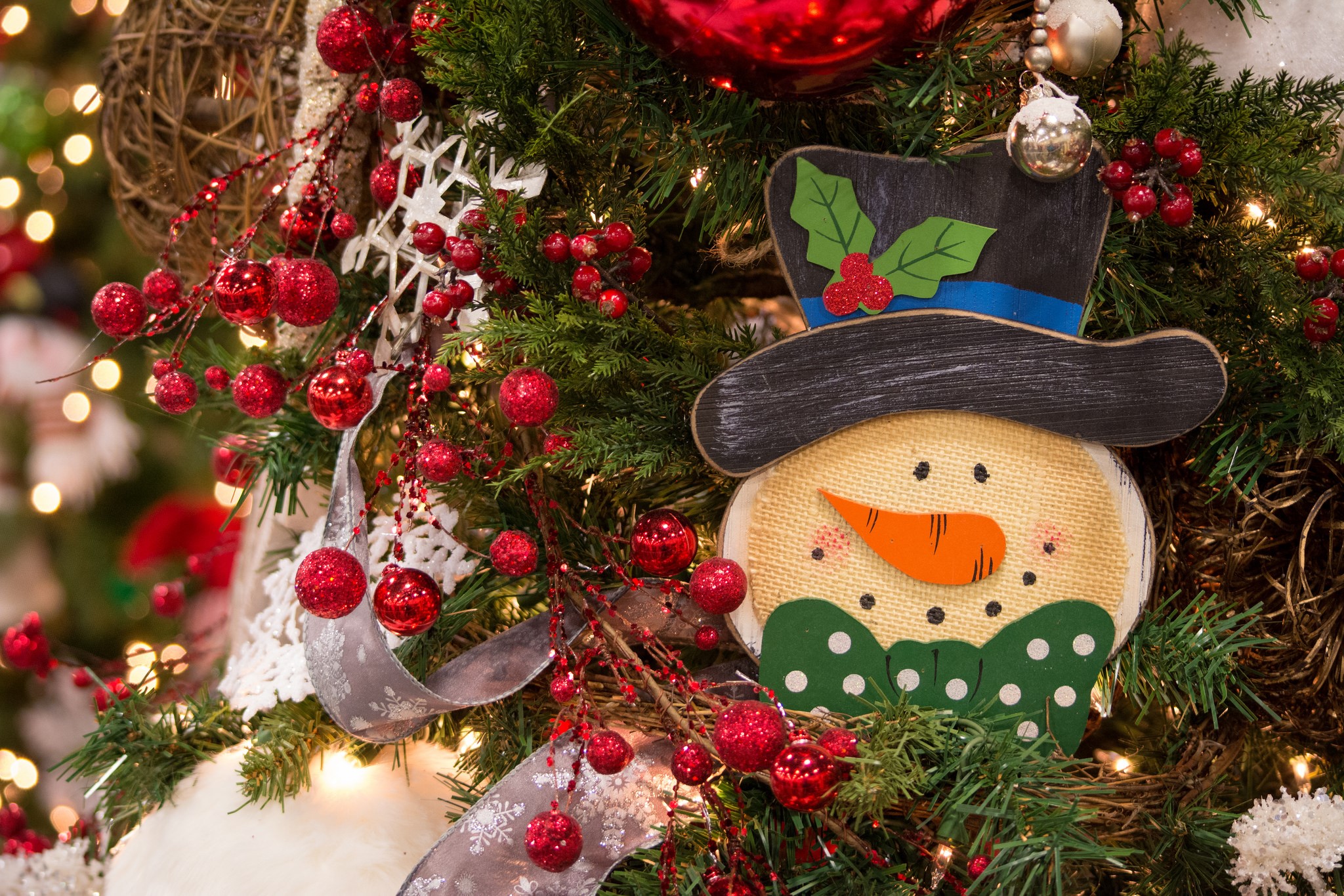 Christmas tree with snowman ornament and red berries HD Wallpaper