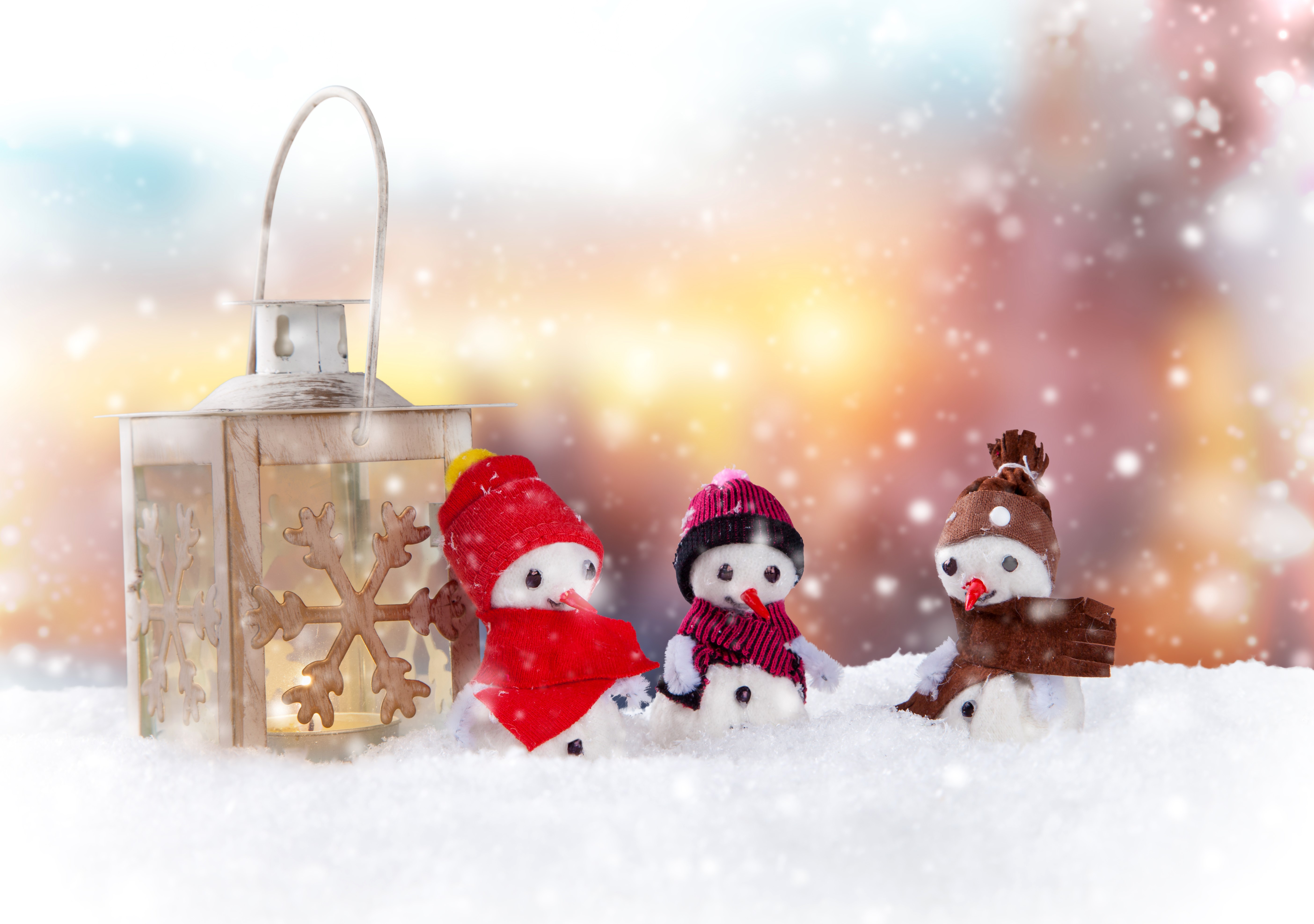 Three snowmen and a lantern in the snow HD Wallpaper