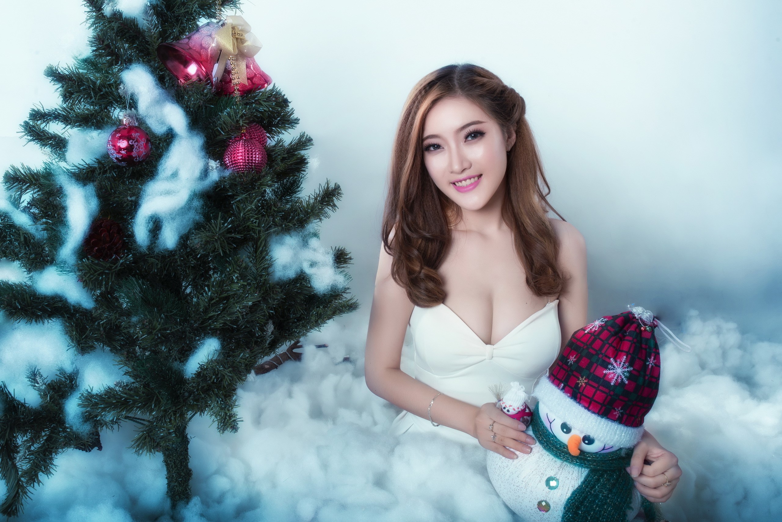 Woman with Christmas tree and snowman HD Wallpaper