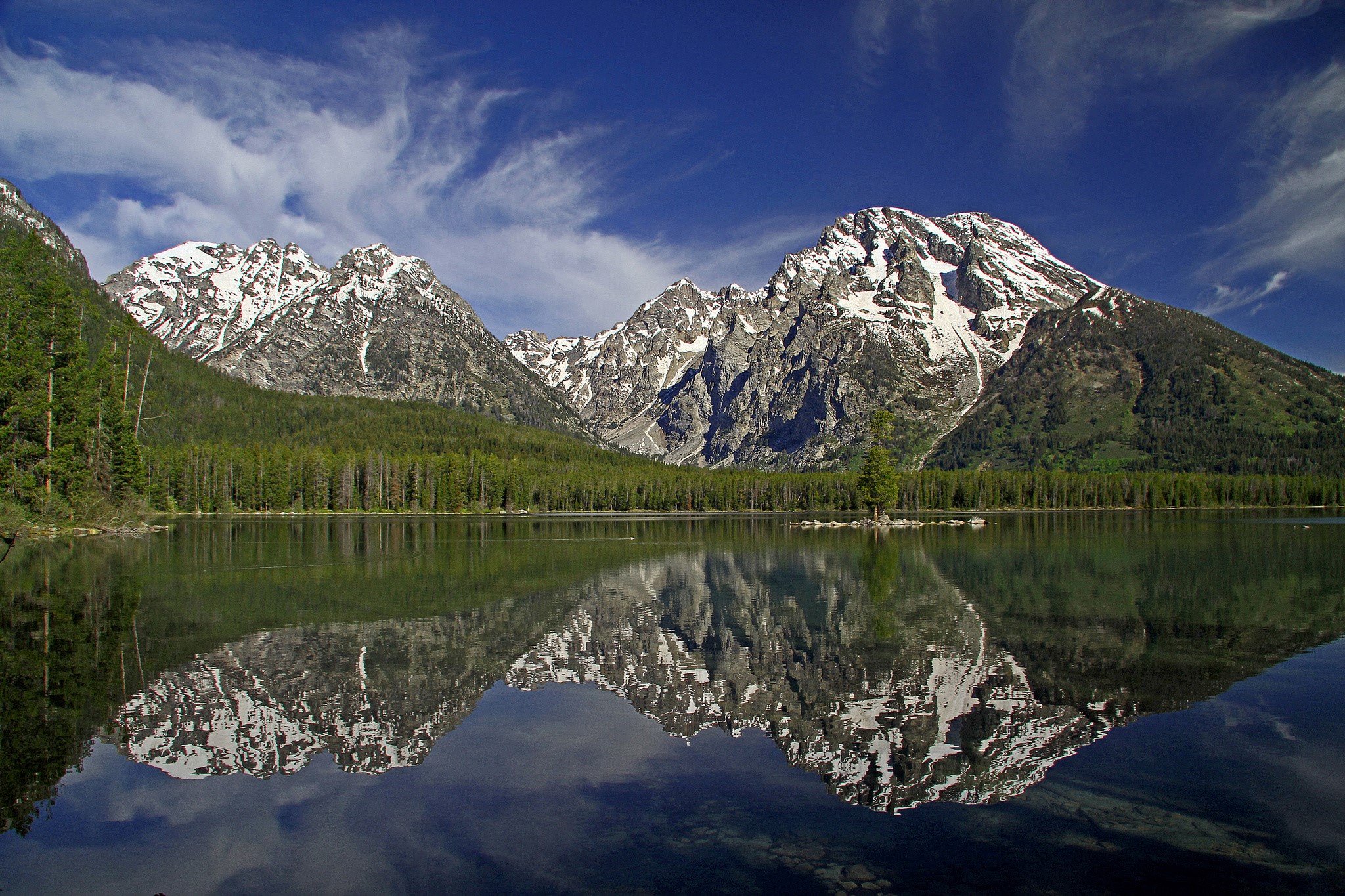Leigh Lake and Grand Teton Mountains in Wyoming HD Wallpaper