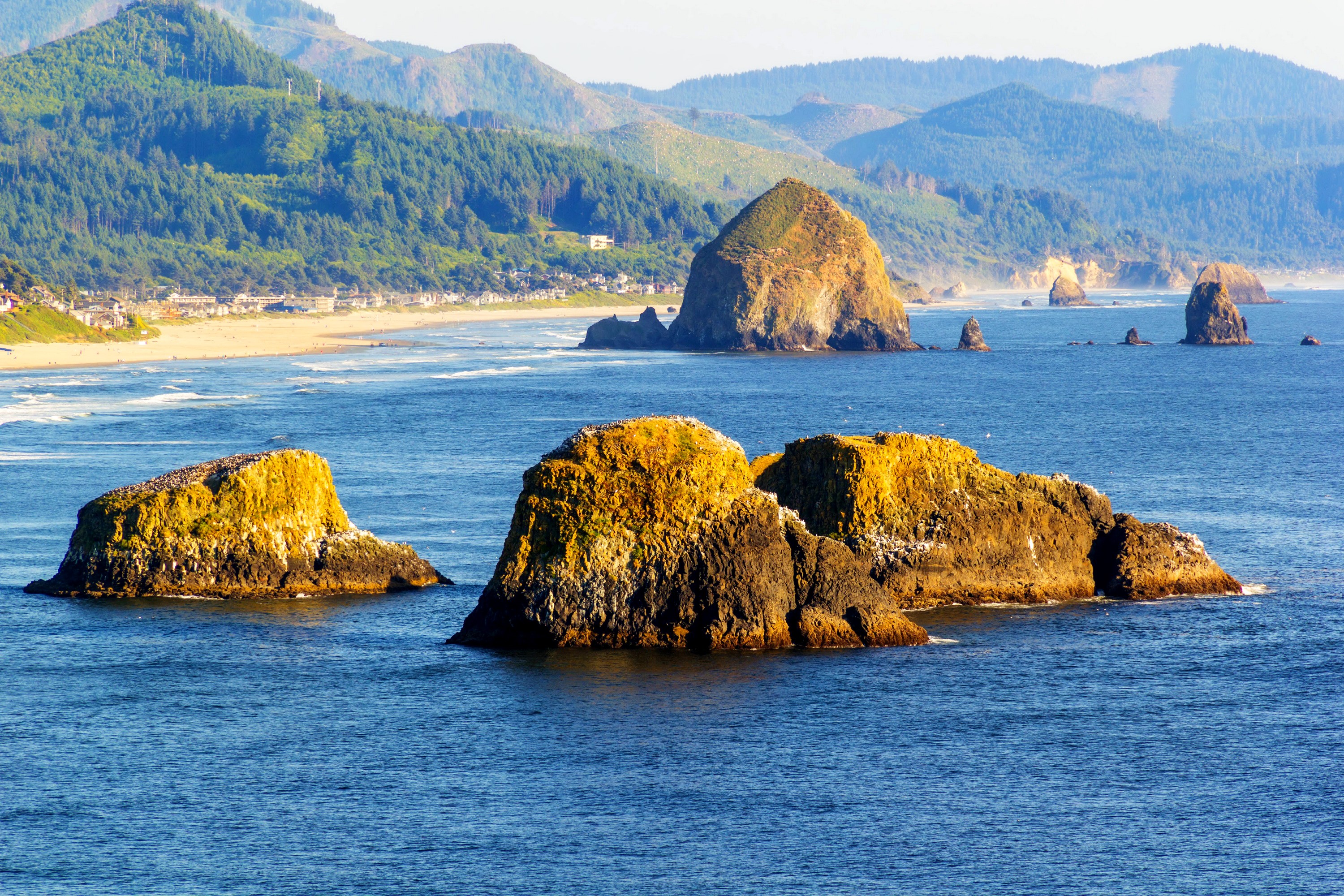 Haystack Rock and sea stacks at Cannon Beach, Oregon HD Wallpaper