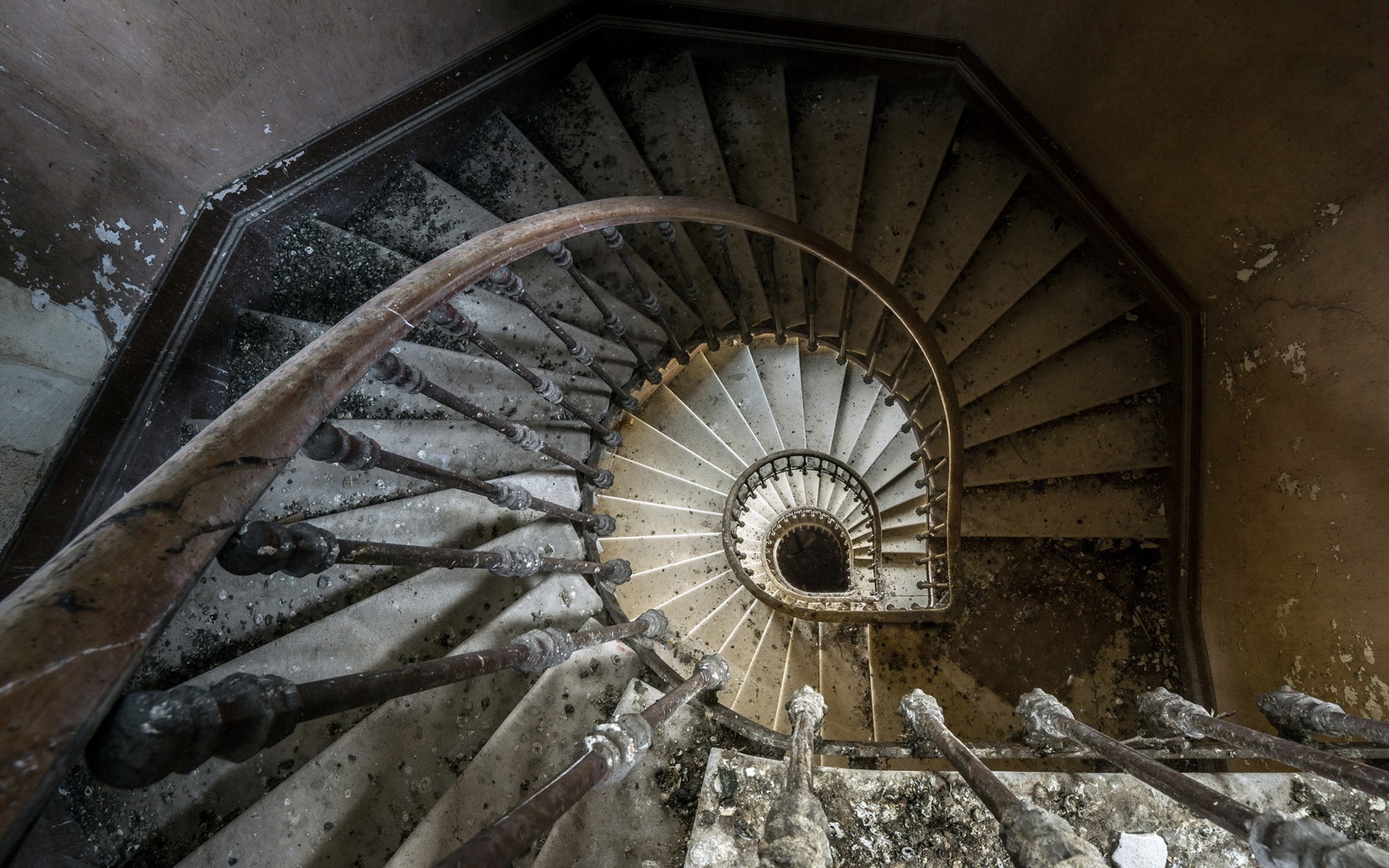 Spiral staircase in an abandoned building HD Wallpaper