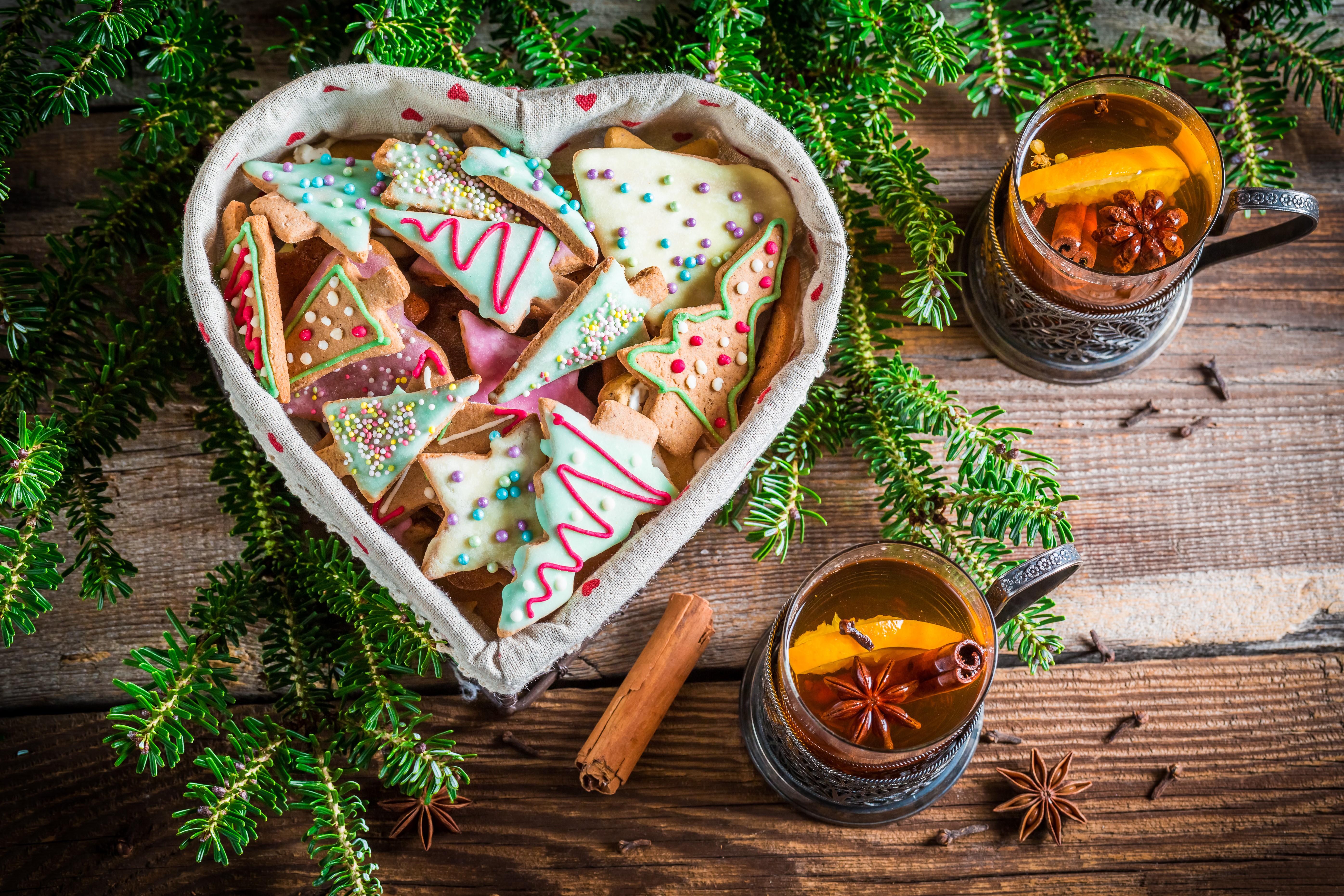 Christmas cookies and mulled wine with fir branches HD Wallpaper