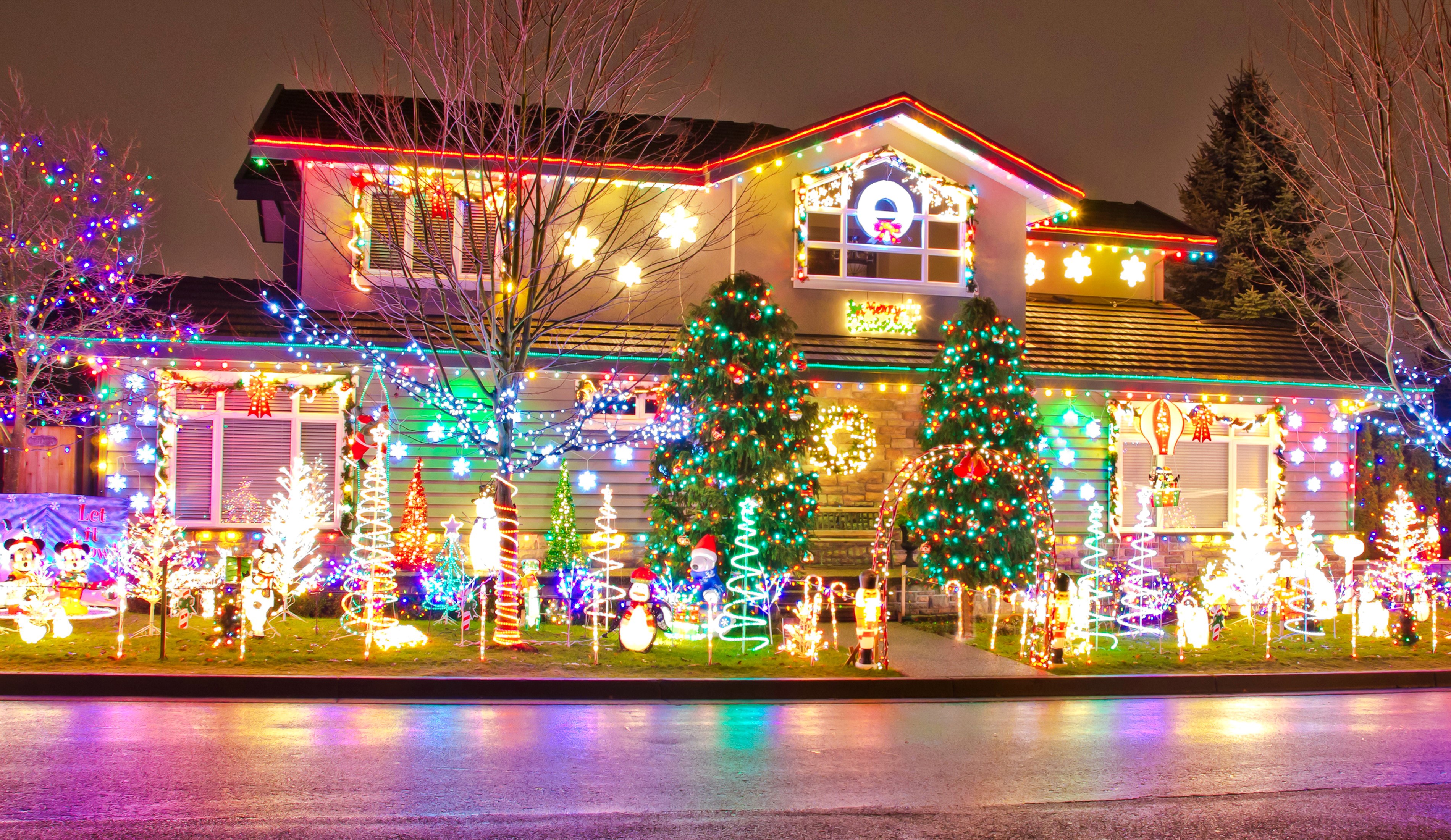 House decorated with Christmas lights HD Wallpaper