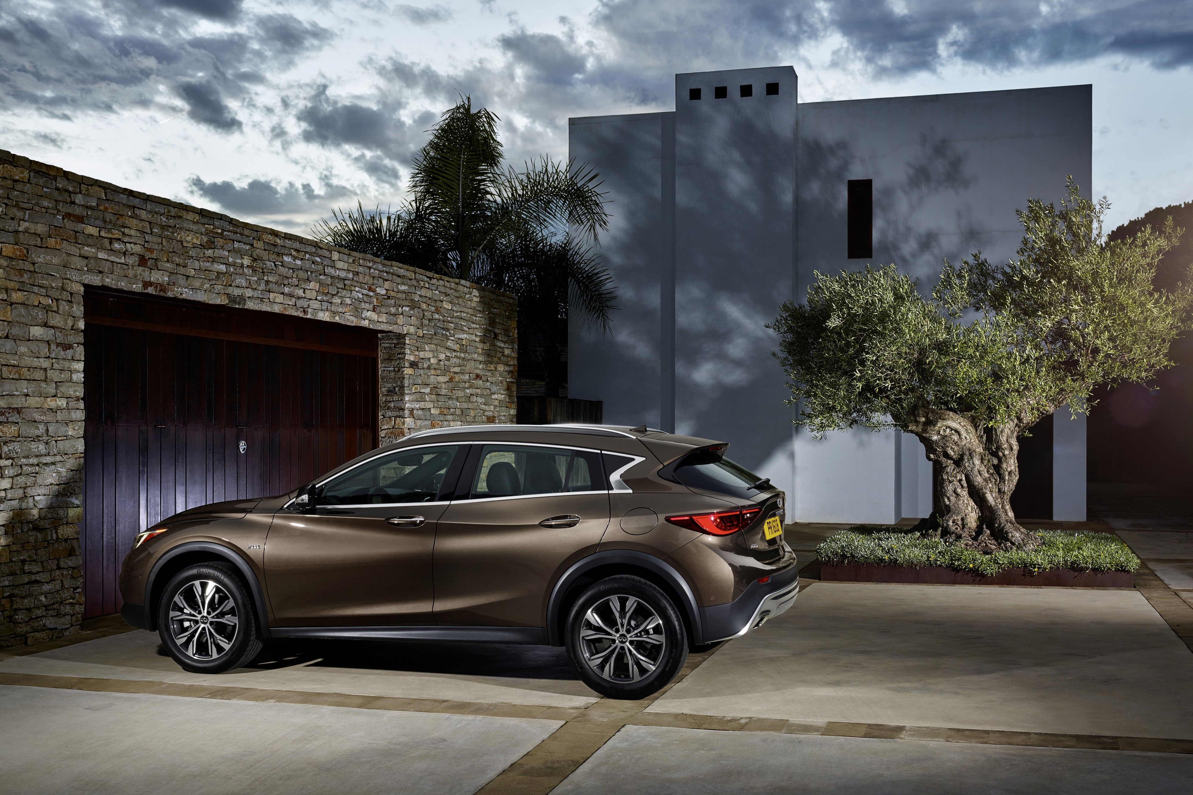 4K 2015 Infiniti QX30 parked by a garage HD Wallpaper