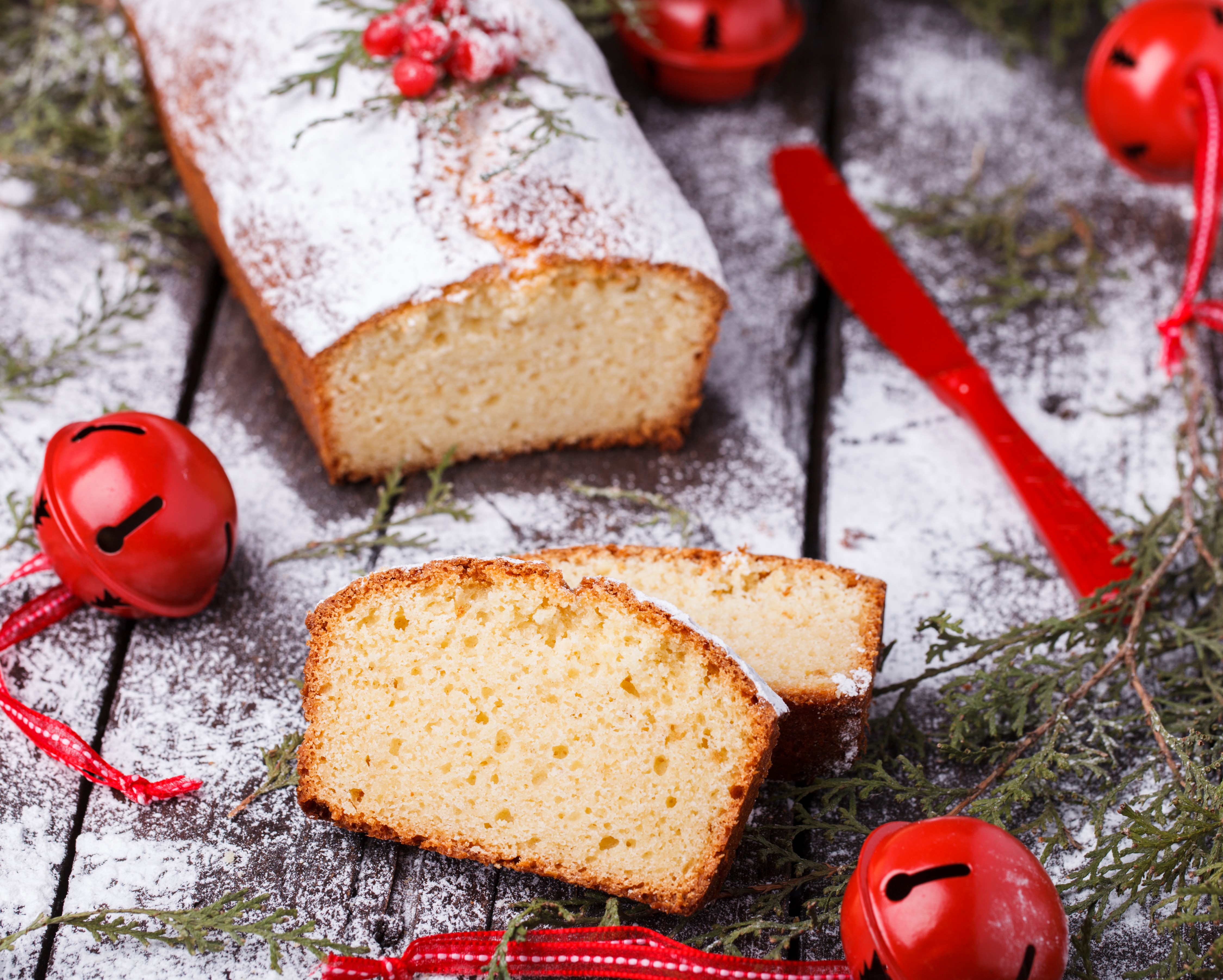 Christmas Pound Cake with Powdered Sugar and Berries HD Wallpaper