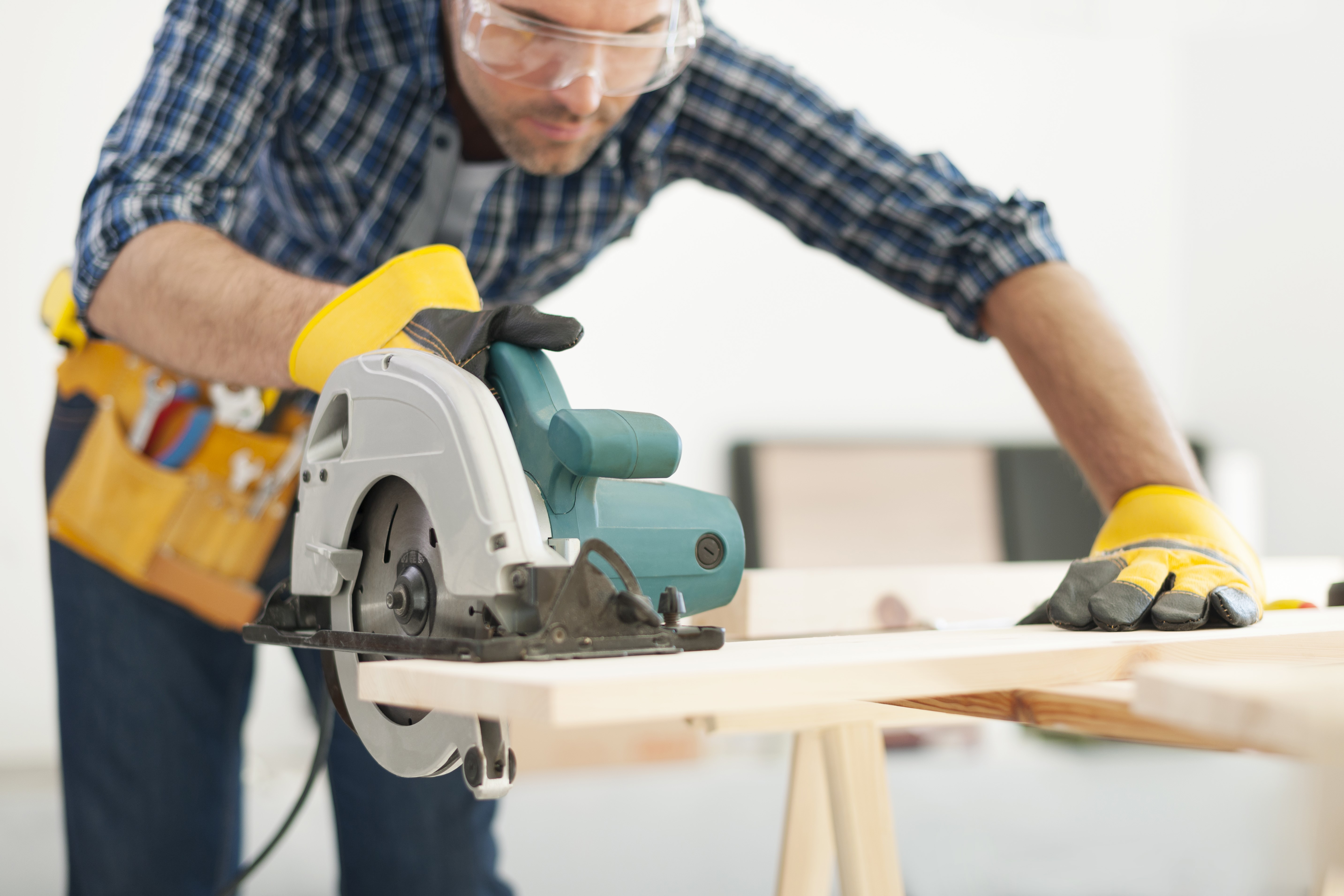 Man operating a circular saw HD Wallpaper
