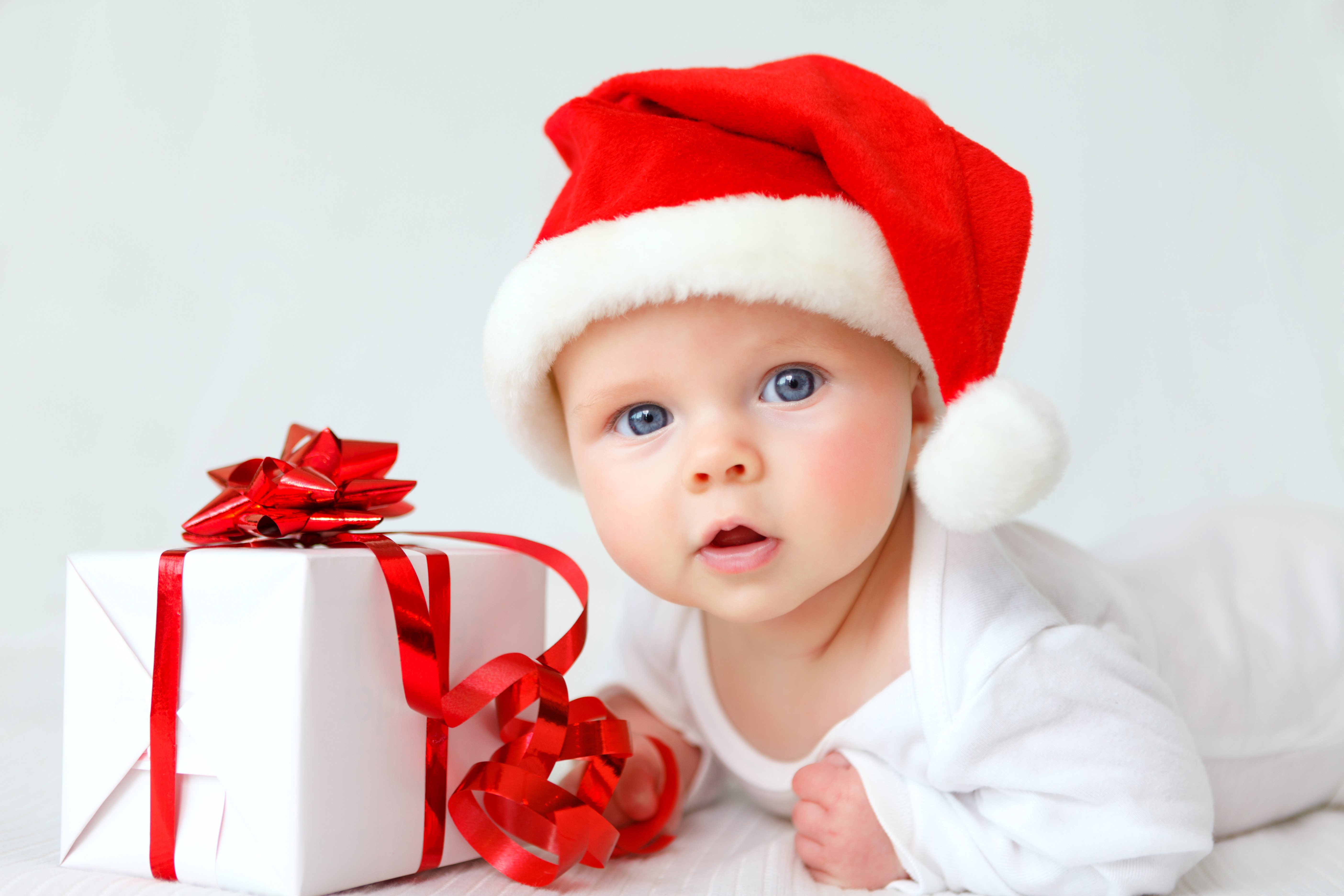 Baby in Santa hat with Christmas gift HD Wallpaper