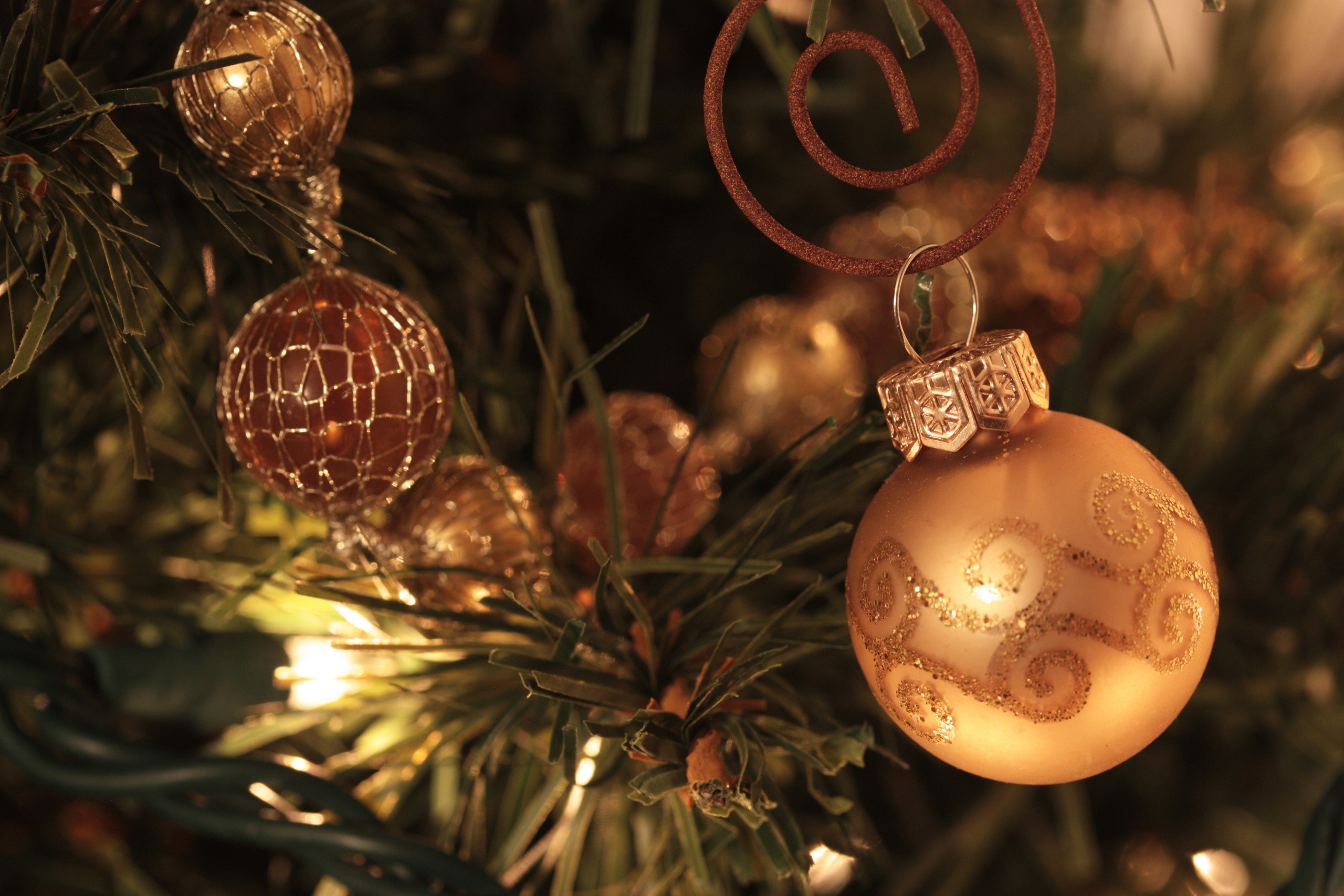 Gold Christmas ornaments on a tree HD Wallpaper