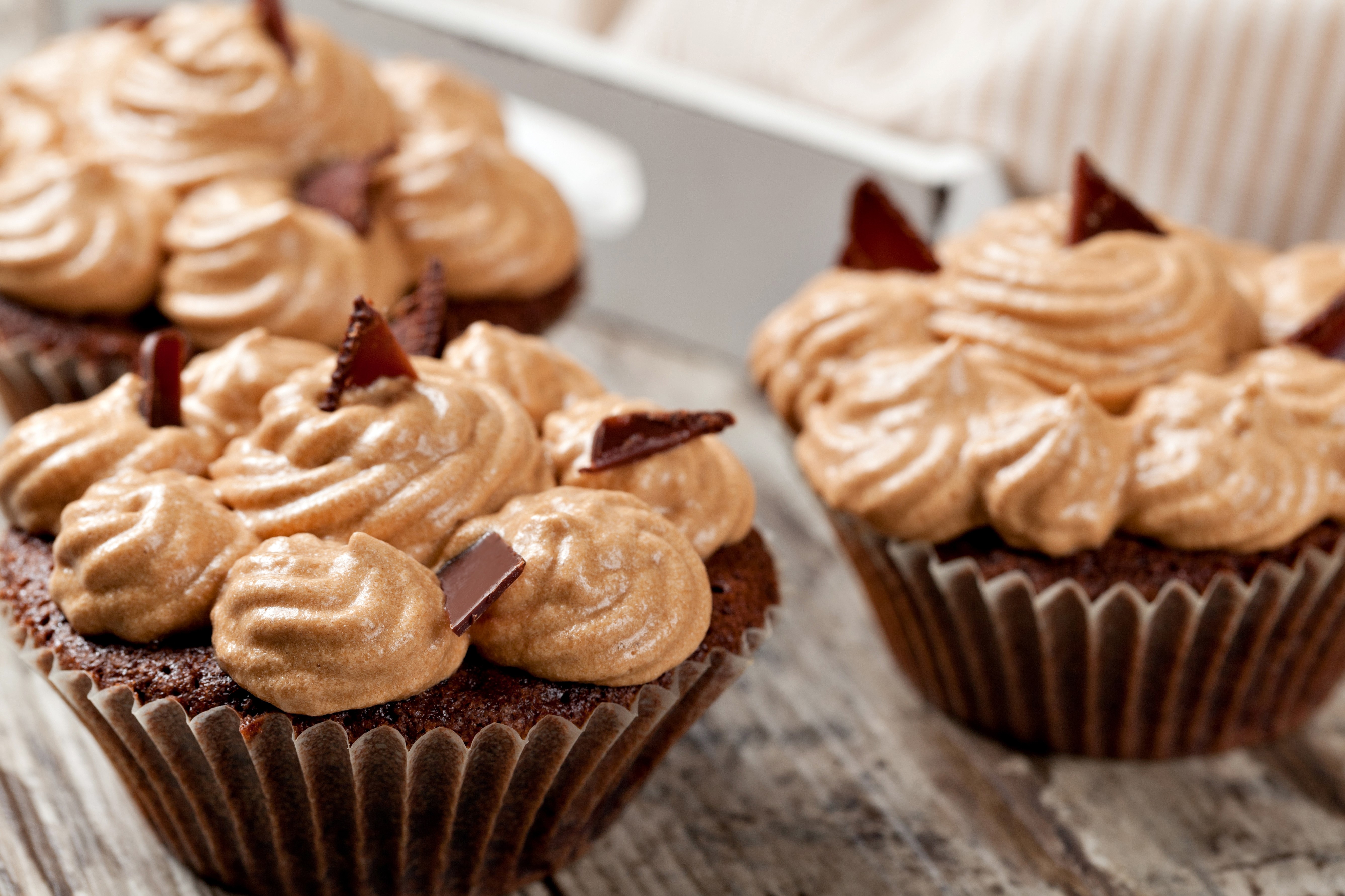 Chocolate cupcakes with caramel frosting and chocolate shavings HD Wallpaper