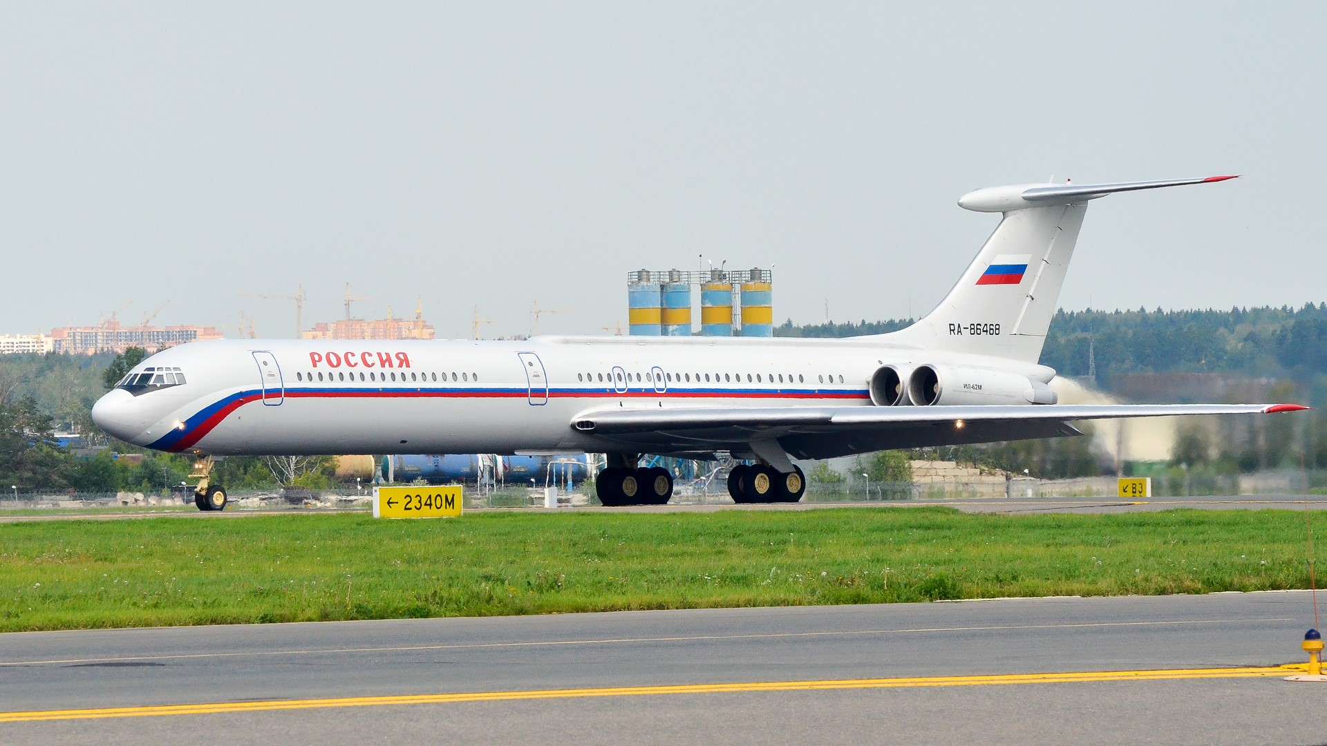 Ilyushin Il-62 airplane with Russian flag HD Wallpaper