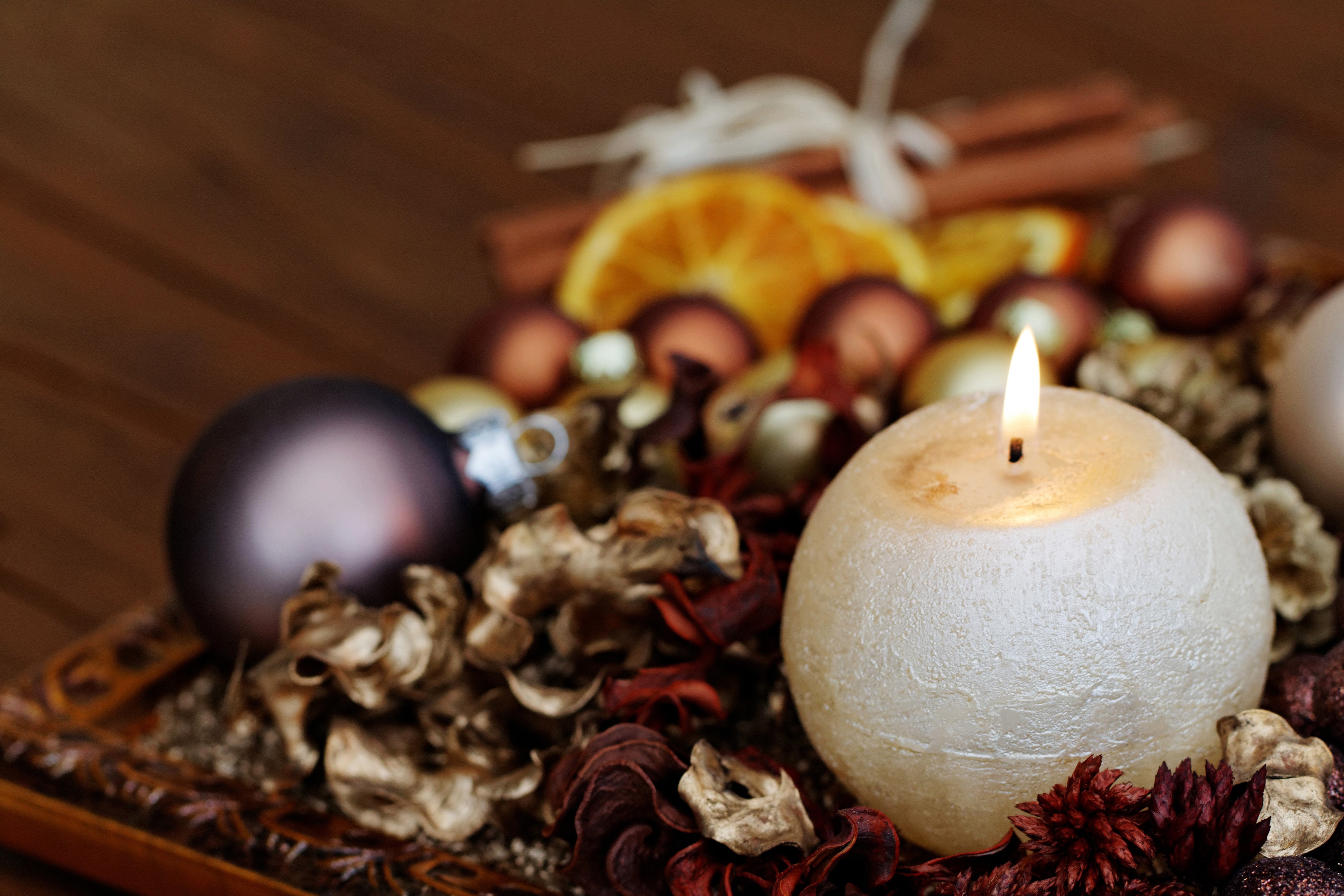 Christmas candle with ornaments and dried fruit HD Wallpaper