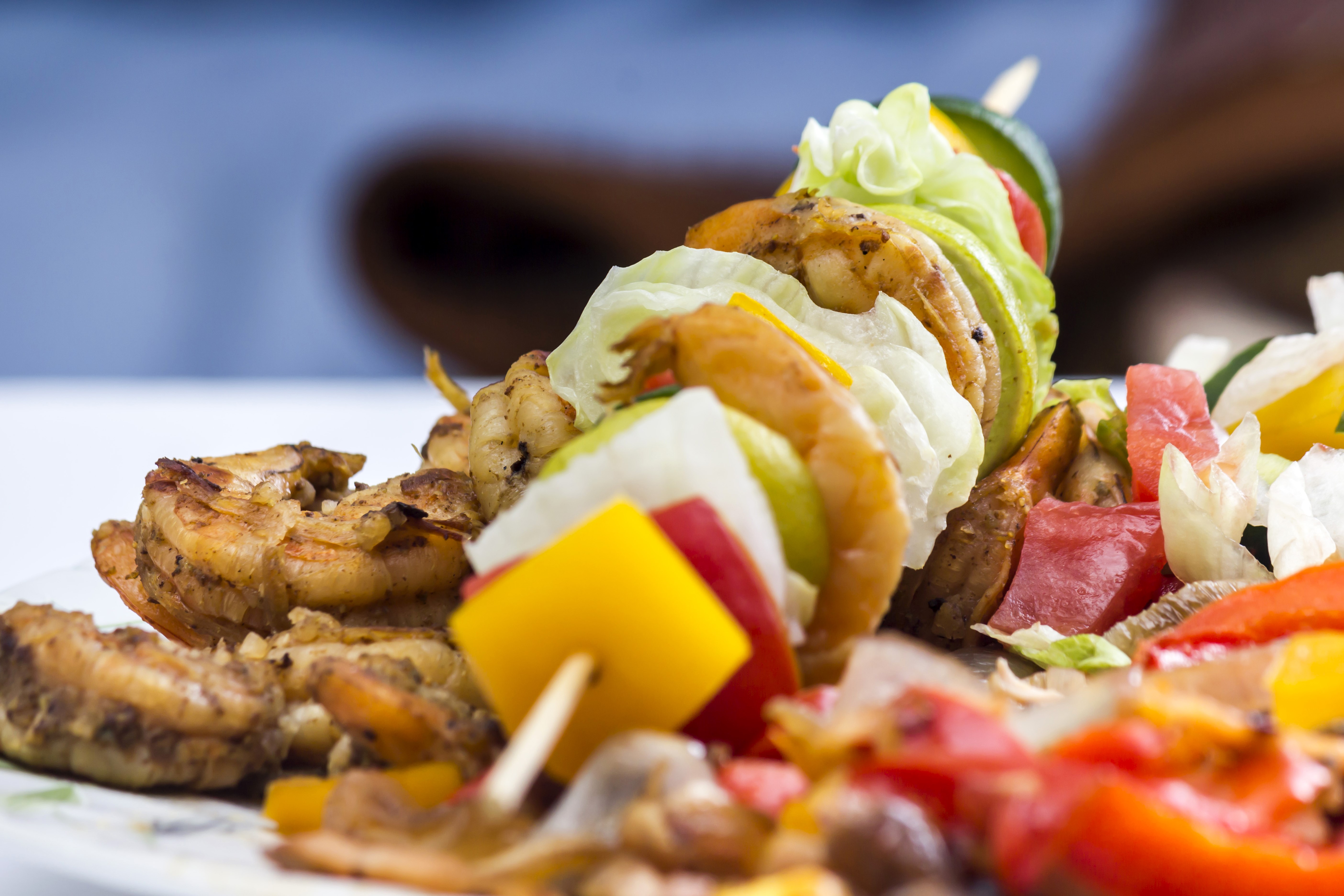 Shrimp and vegetable skewers with bell peppers HD Wallpaper