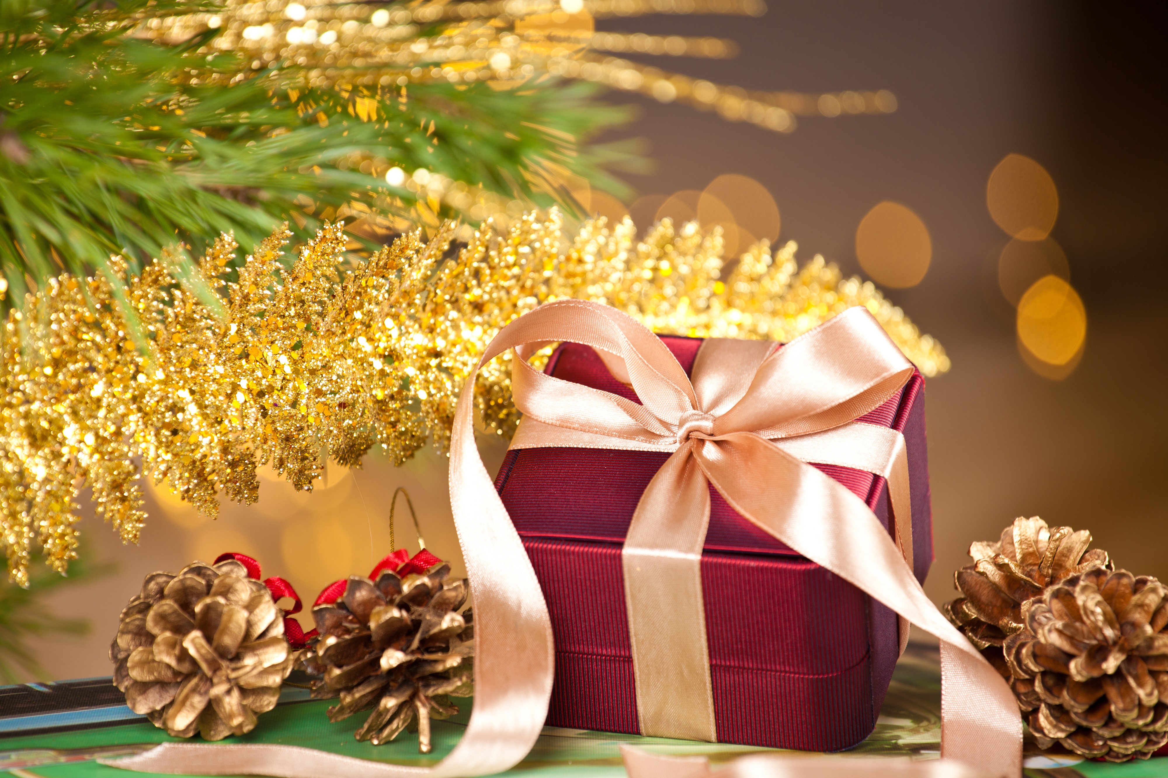 Christmas gift with pine cones and ornaments HD Wallpaper