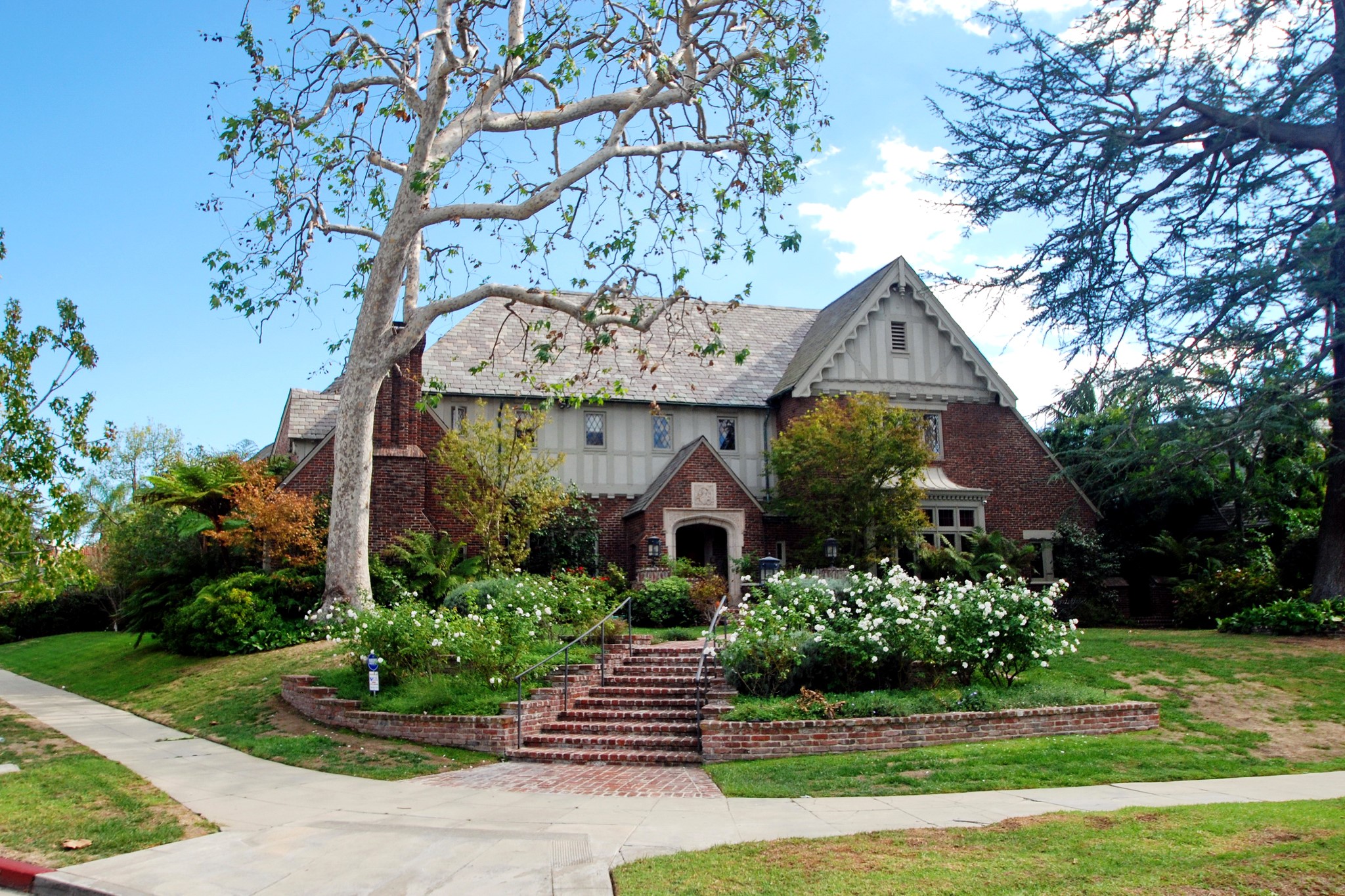 Tudor Revival Mansion with Stairs and Garden in Los Angeles HD Wallpaper