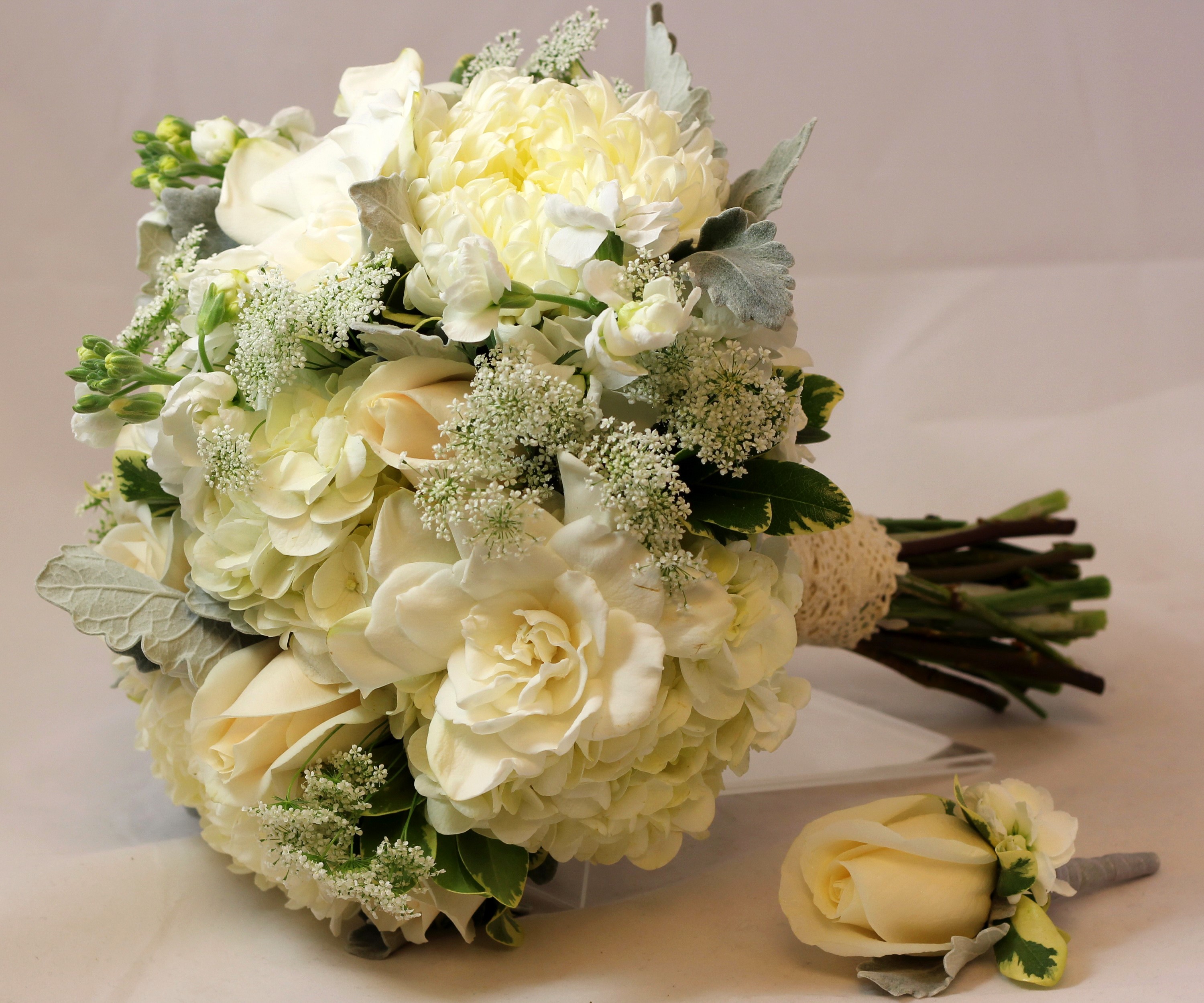 White wedding bouquet and boutonniere HD Wallpaper