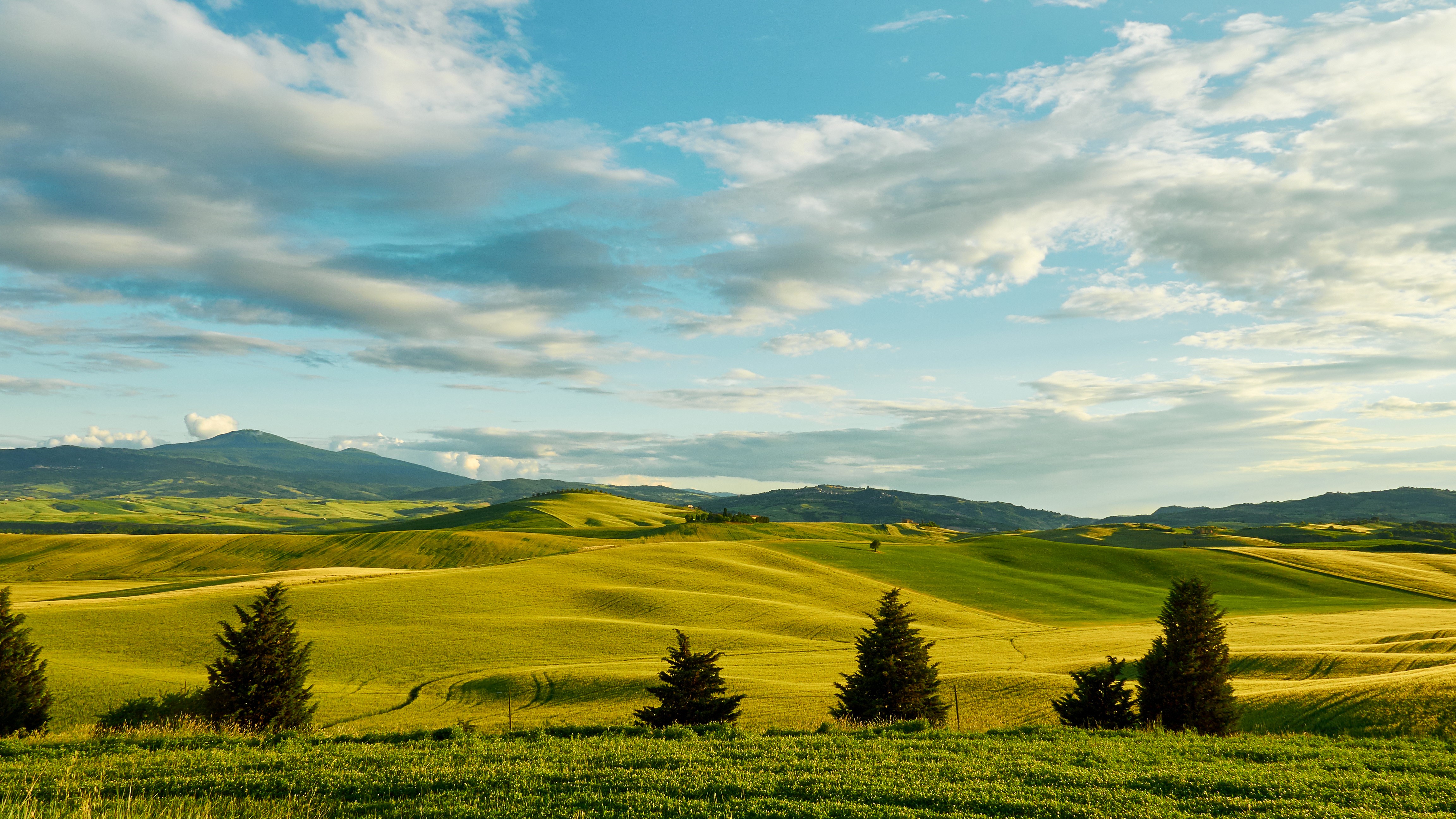 Tuscany Fields and Hills under a Cloudy Sky HD Wallpaper