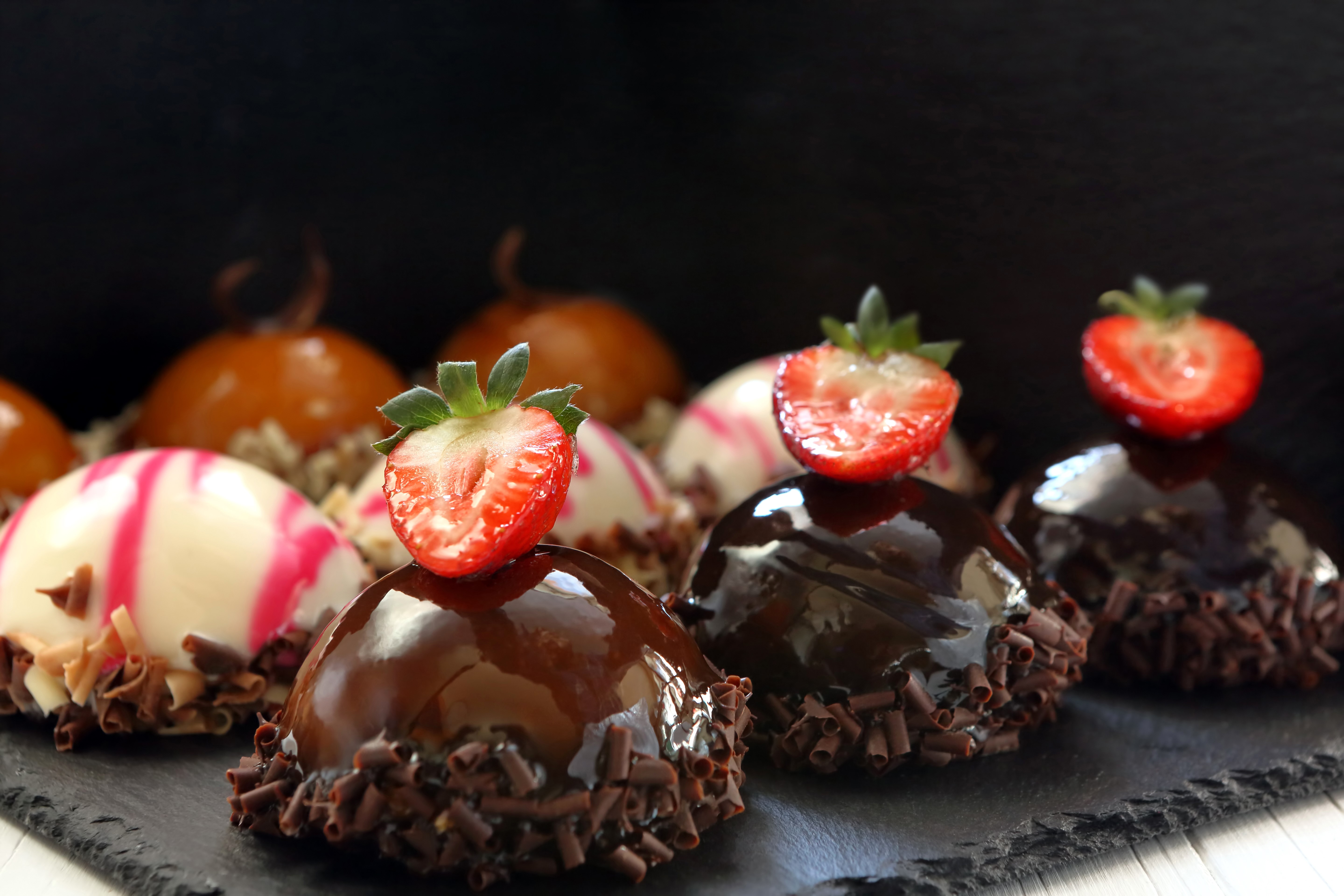 Little cakes with strawberries HD Wallpaper