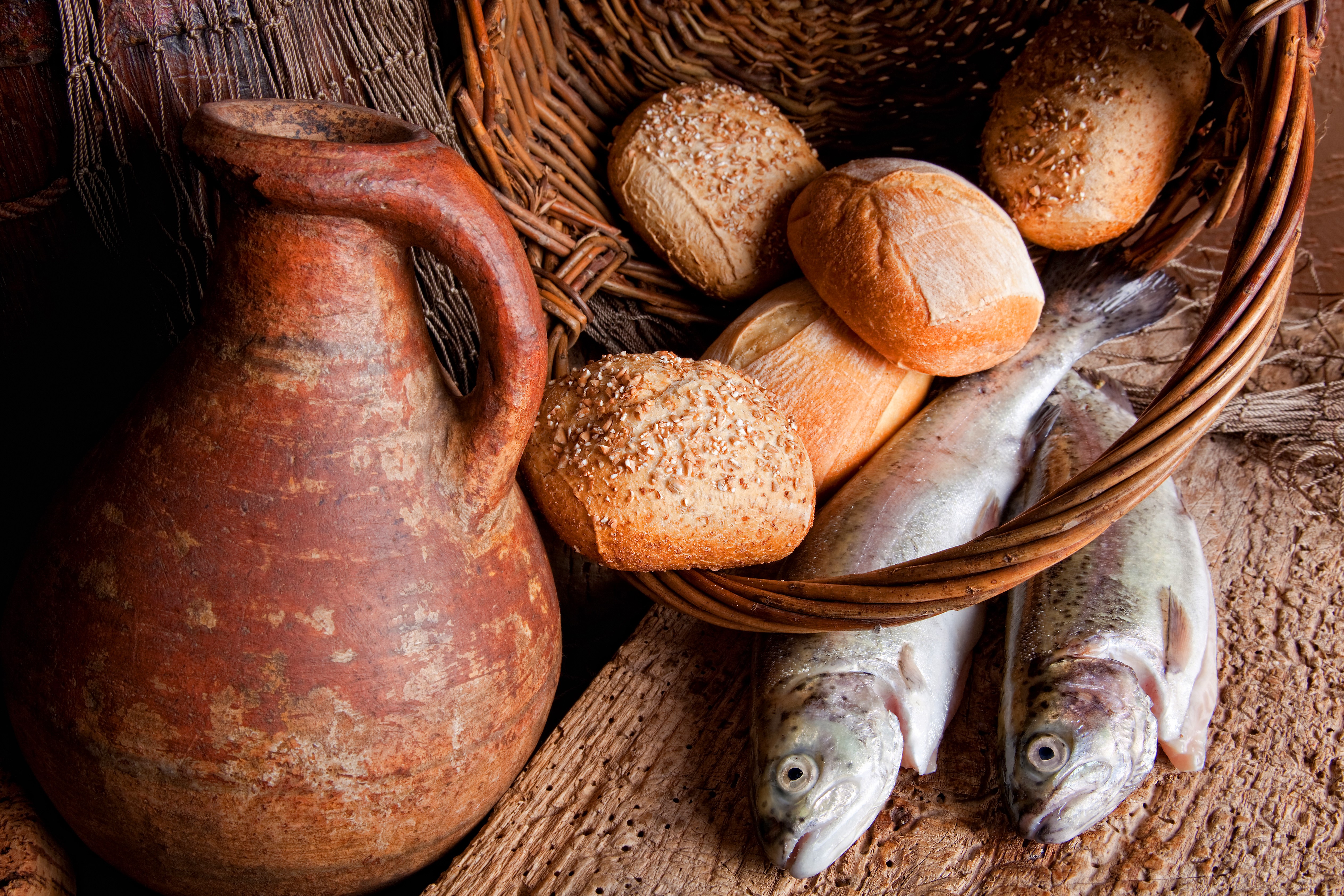 Fish, Buns, and Jug in a Basket HD Wallpaper