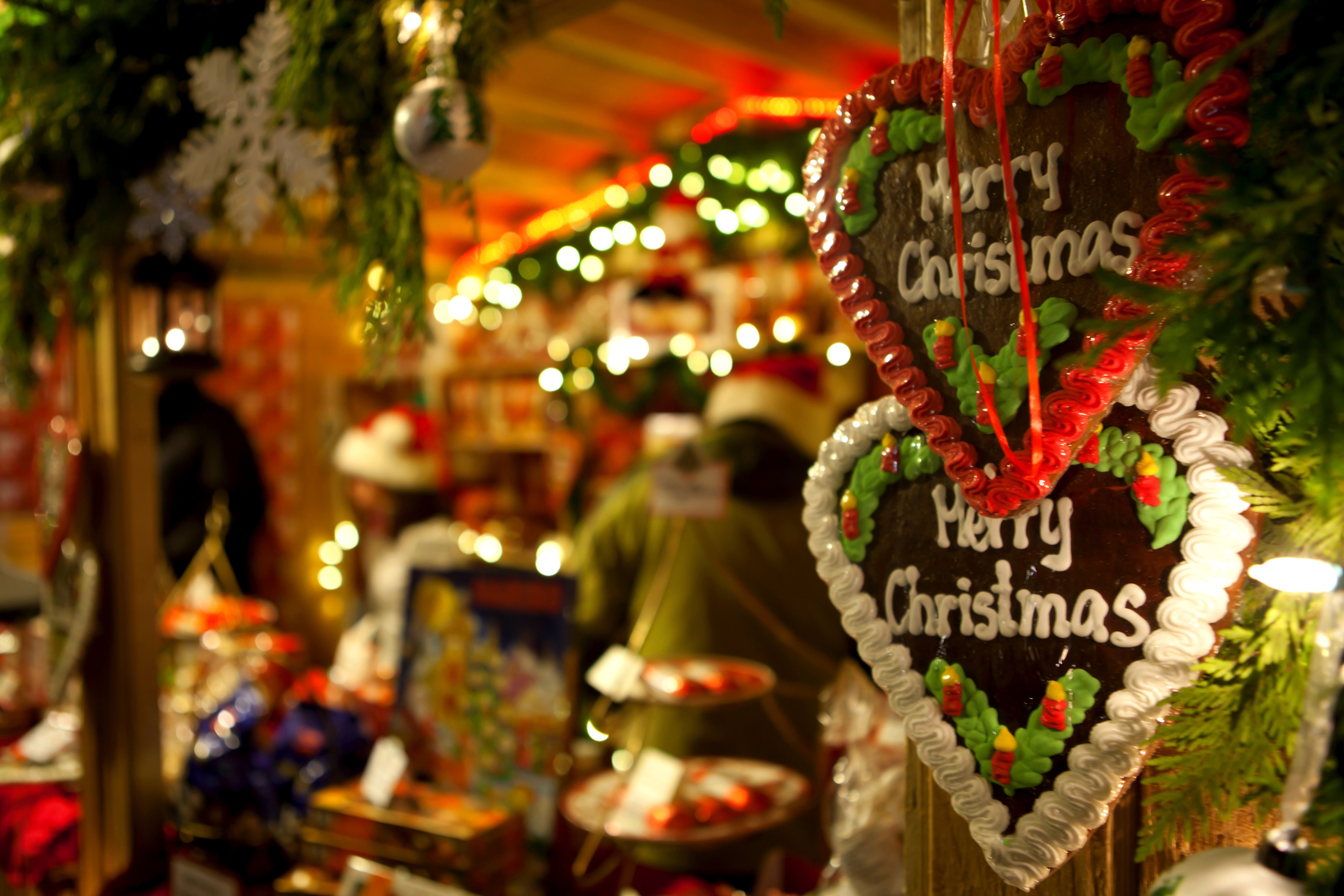 Christmas gingerbread cookies at a market HD Wallpaper