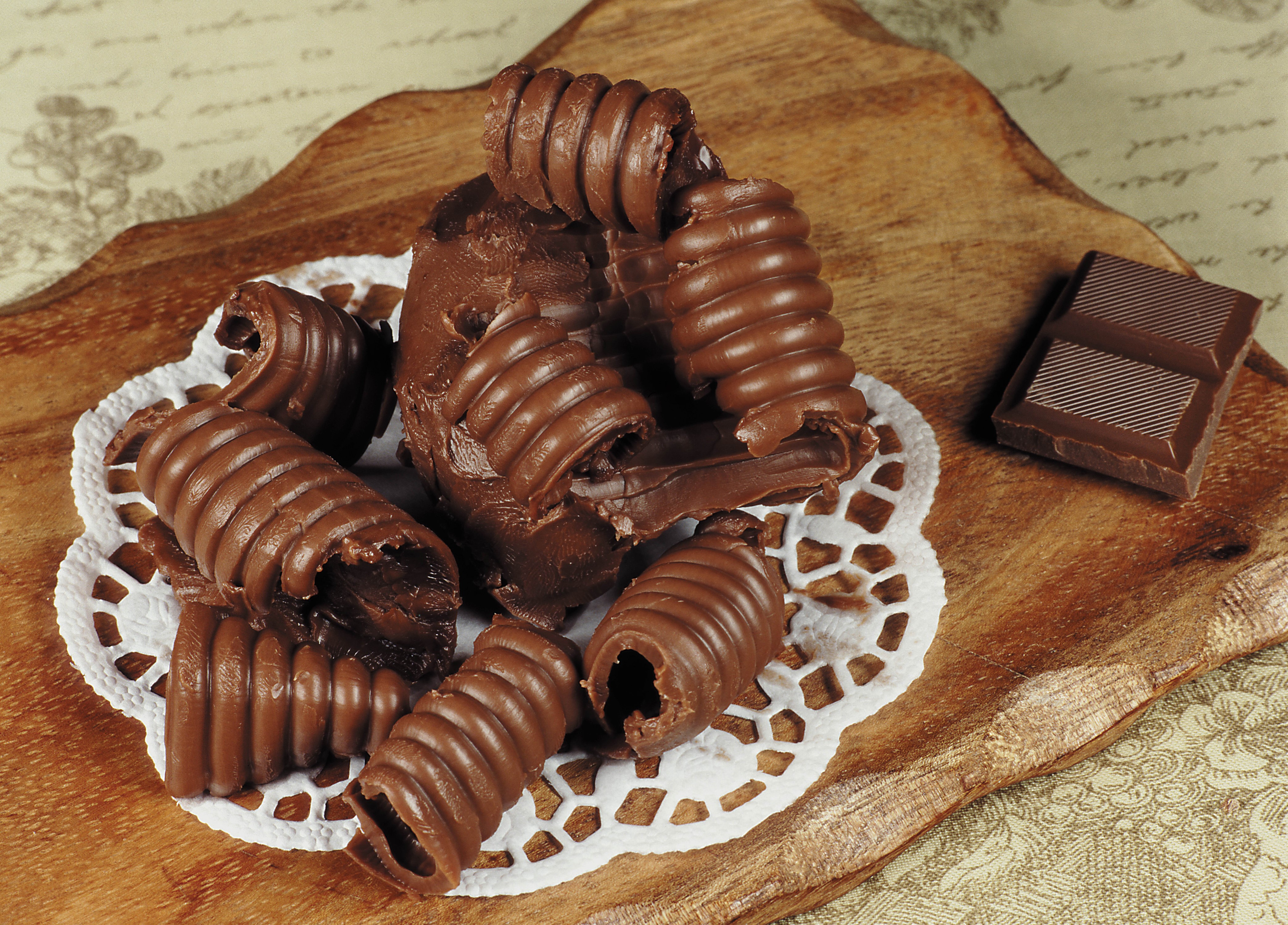 Chocolate curls and a chocolate bar HD Wallpaper